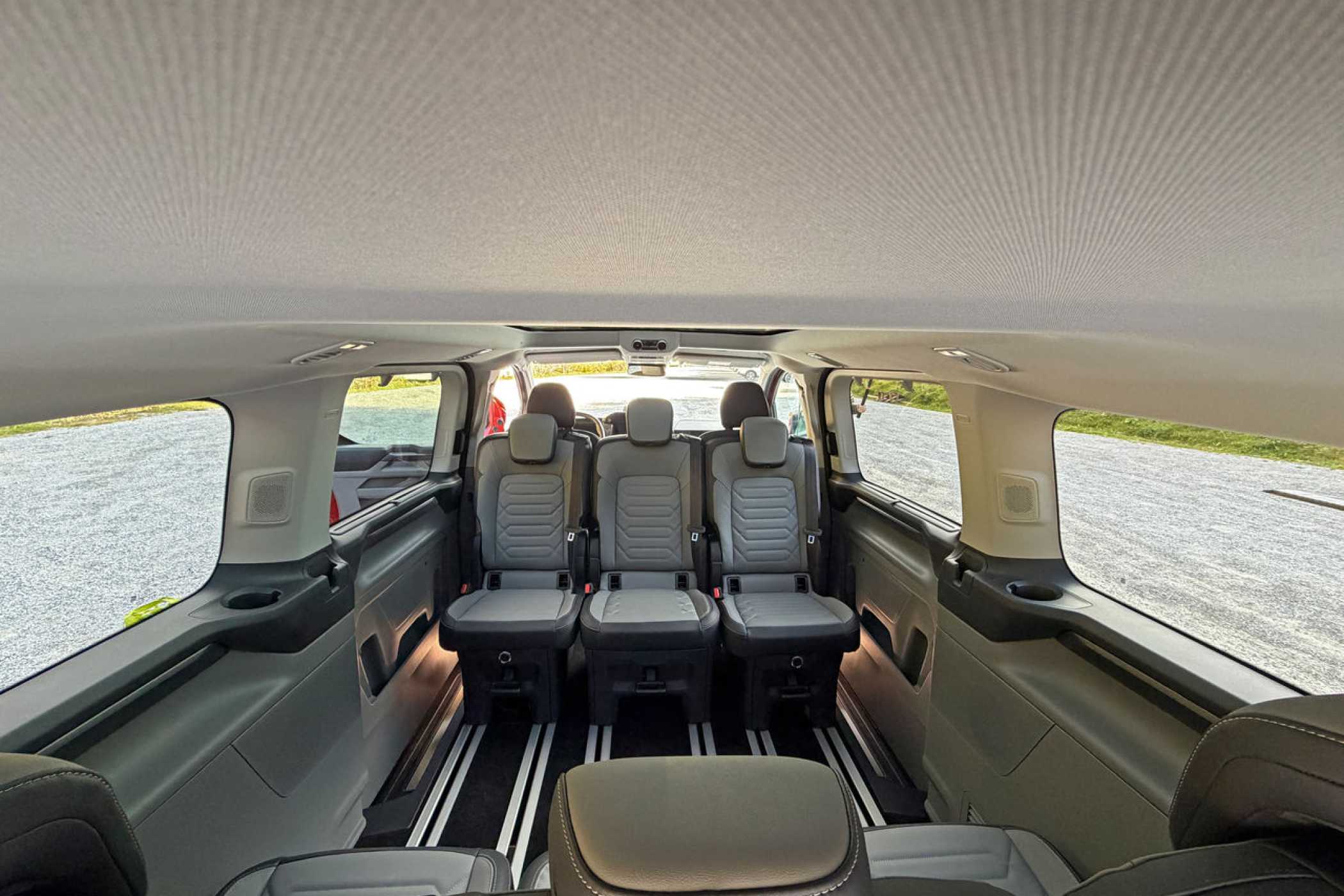 Viel Platz im Ford: Auf den Schienen lassen sich die Sitze bewegen - oder auch Ausbauen.| Foto: Ford