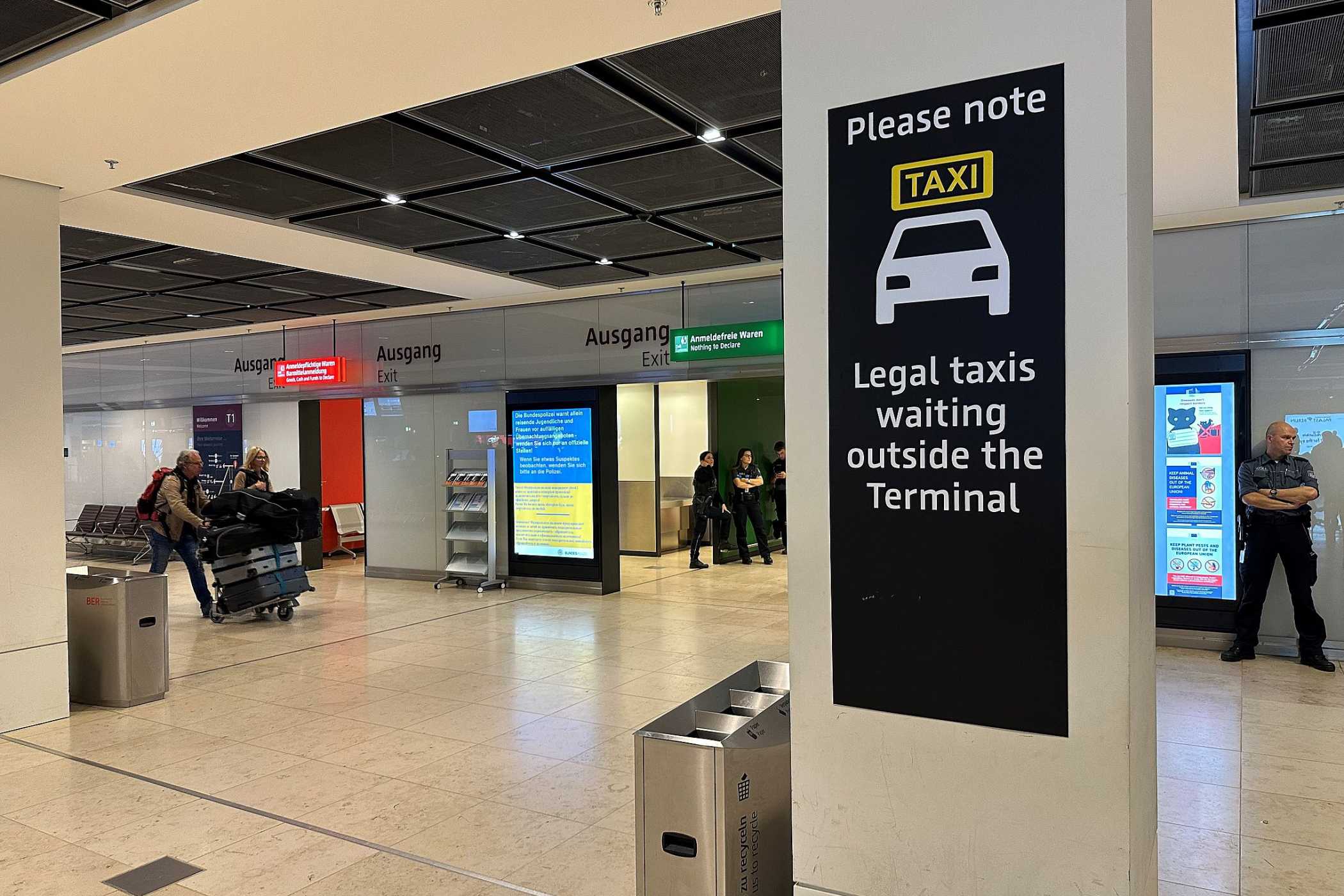 Platz 8: Wiederstand gegen Abholzone für Uber&amp;Co. am BER » https://www.taxi-heute.de/node/25621 | Der Weg zu den legalen Taxis ist am BER ausgeschildert.| Foto: Bundesverband Taxi