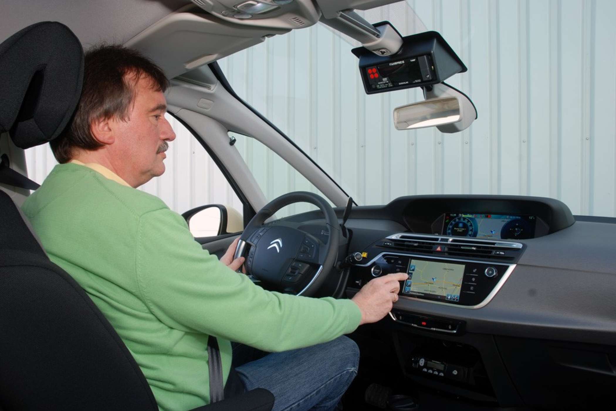 Viele Funktionen werden über den Touchscreen gesteuert. Das lenkt den Blick des Fahrers stark der Fahrbahn ab.| taxi-heute | Dietmar Fund