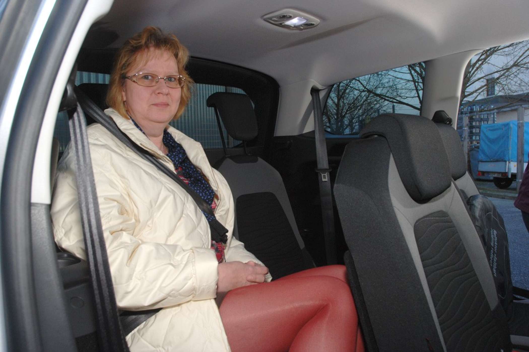 In der dritten Reihe können Erwachsene gerade noch sitzen, weil man die Einzelsitze der zweiten Reihe längs verschieben kann.| taxi-heute | Dietmar Fund