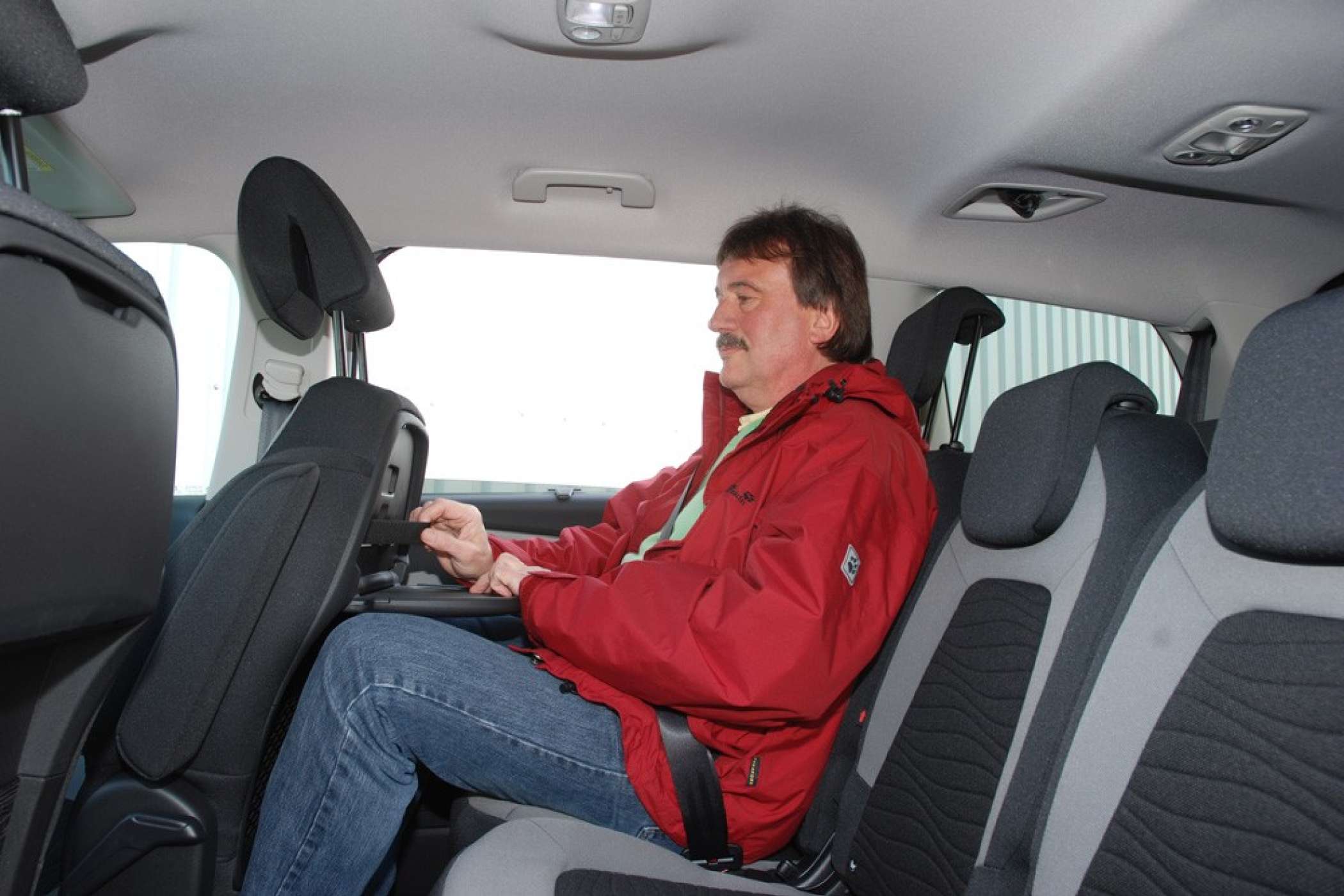 Wenn die Sitze der zweiten Reihe ganz hinten stehen, haben auch große Fahrgäste noch genügend Kniefreiheit. Die stabilen Klapptischchen gehören zur Serienausstattung aller Euro-6-Modelle.| taxi-heute | Dietmar Fund
