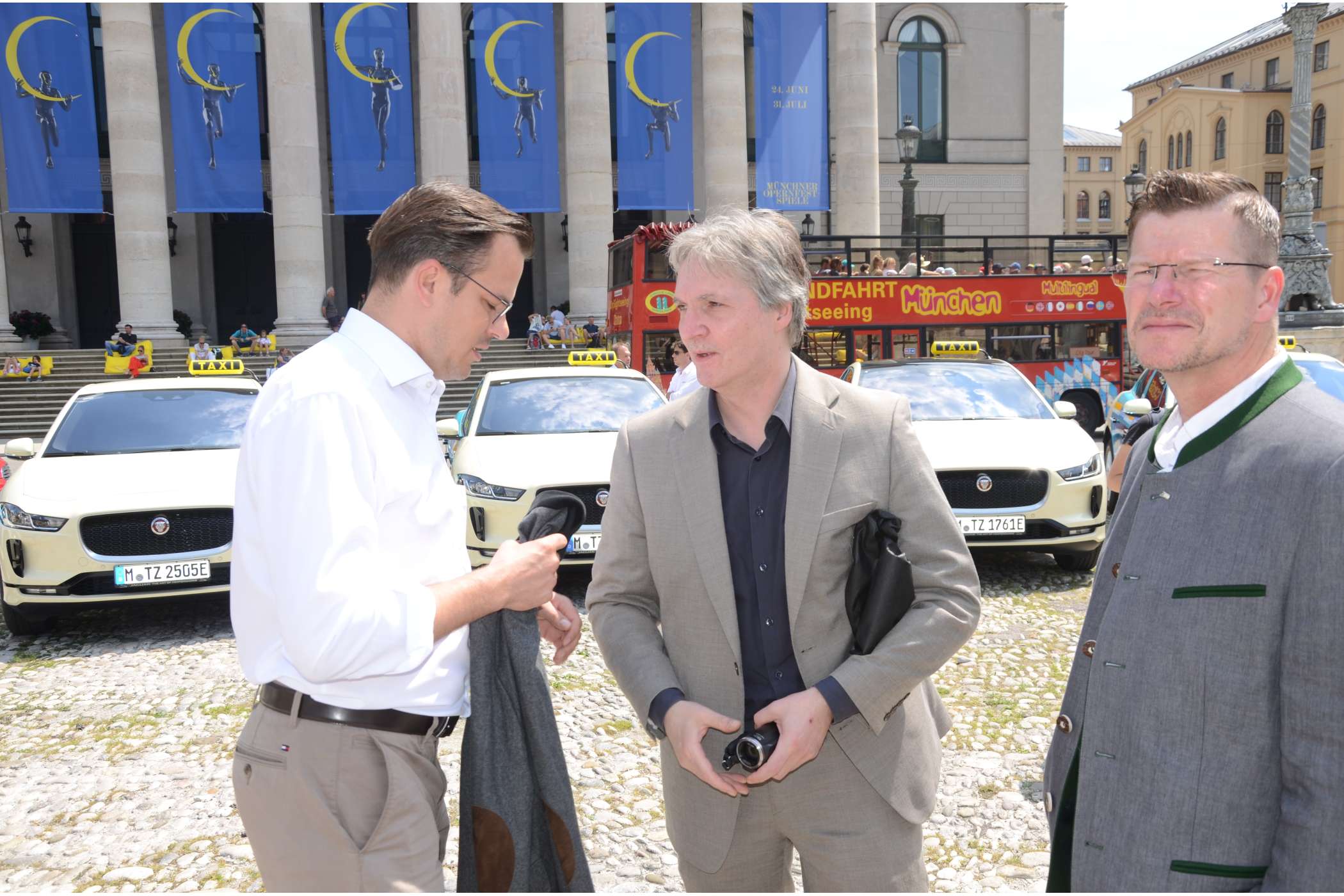 Frank Kuhle, Vorsitzender des Bayerischen Landesverbandes der Taxi- und Mietwagenunternehmen (Mitte) und Vorstand der Taxi-München eG, war mit dabei. Vermittelt werden die Jaguar von IsarFunk.