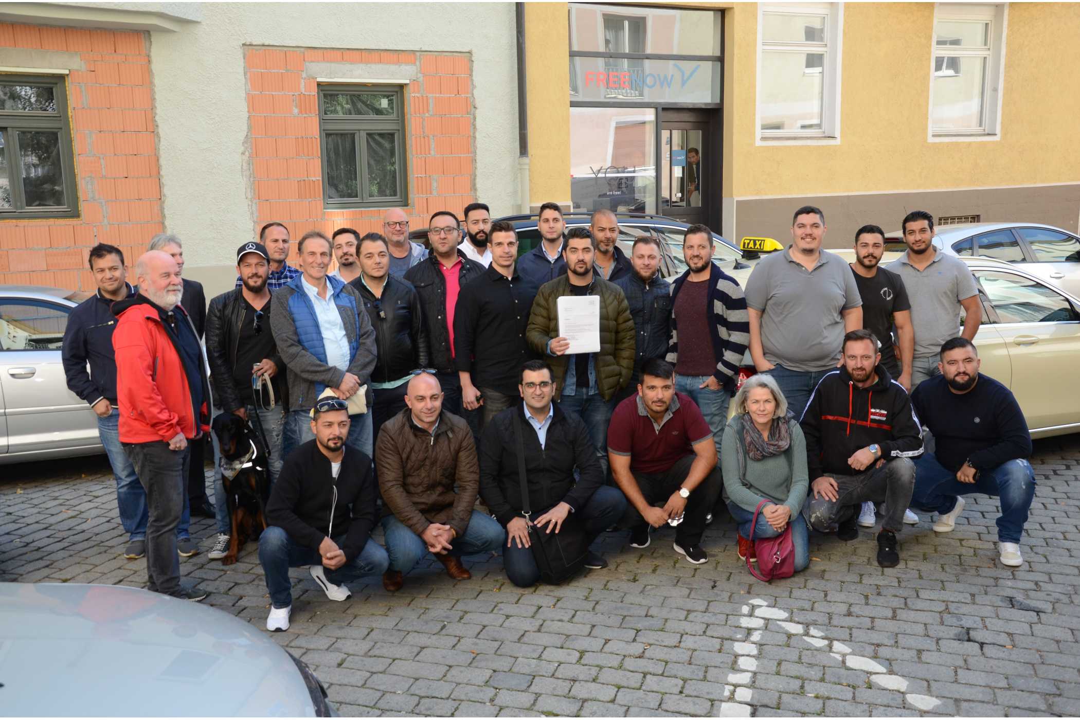 Im September 2019 demonstrierten Münchner Taxiunternehmen gegen ein neues Bezahlmodell von FreeNow, indem sie dort kündigten.