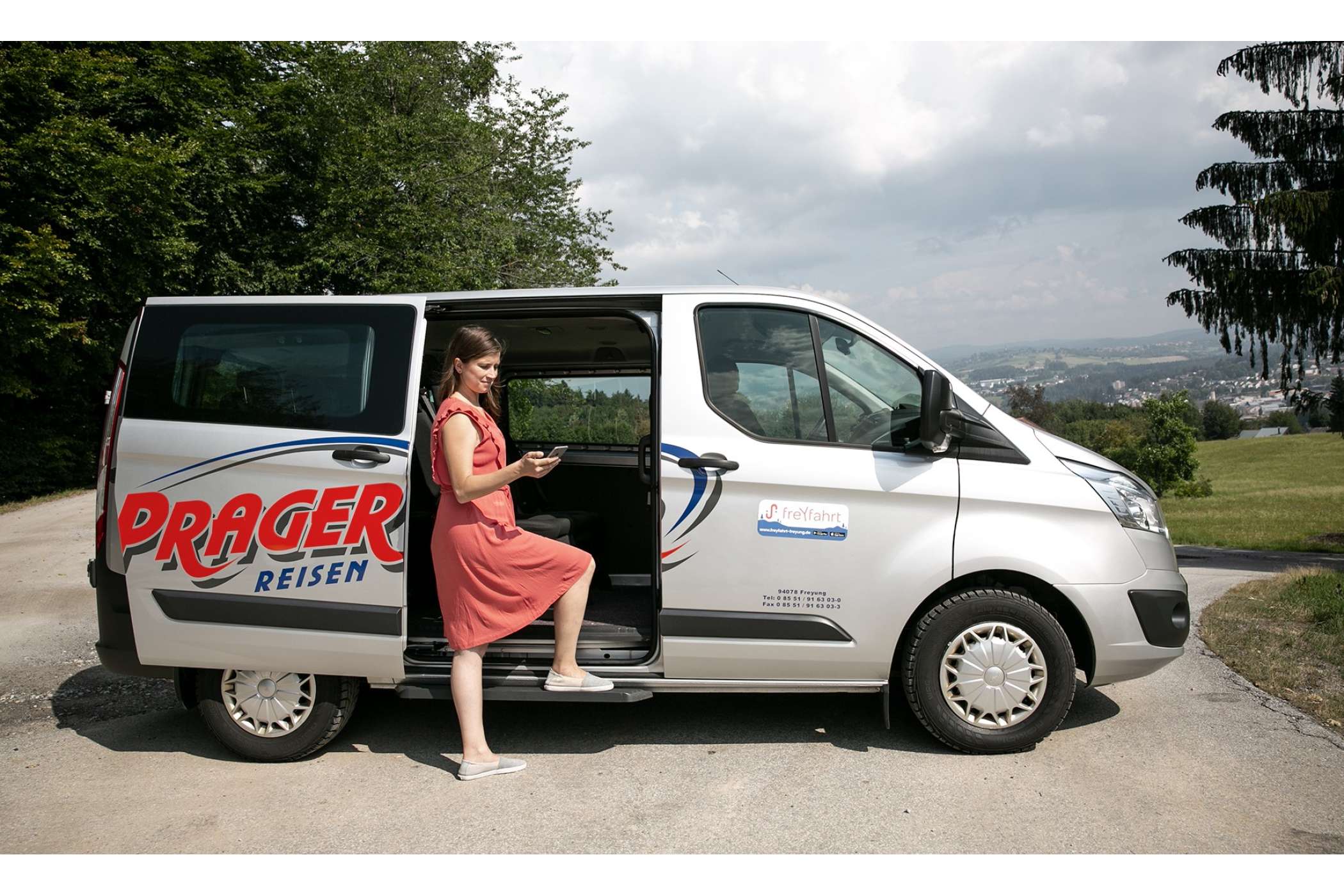 Die eingesetzten Kleinbusse haben acht Fahrgastsitze, einen großen Kofferraum, eine Klimaanlage und auf beiden Seiten Schiebetüren mit Trittstufen. (Foto: door2door)