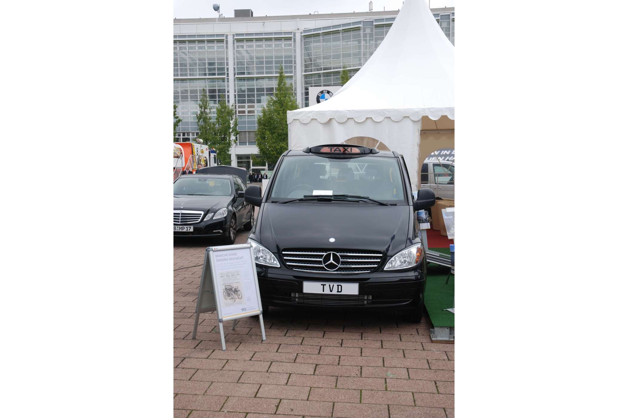 ... und ein Original-Mercedes Vito London-Taxi.| jh