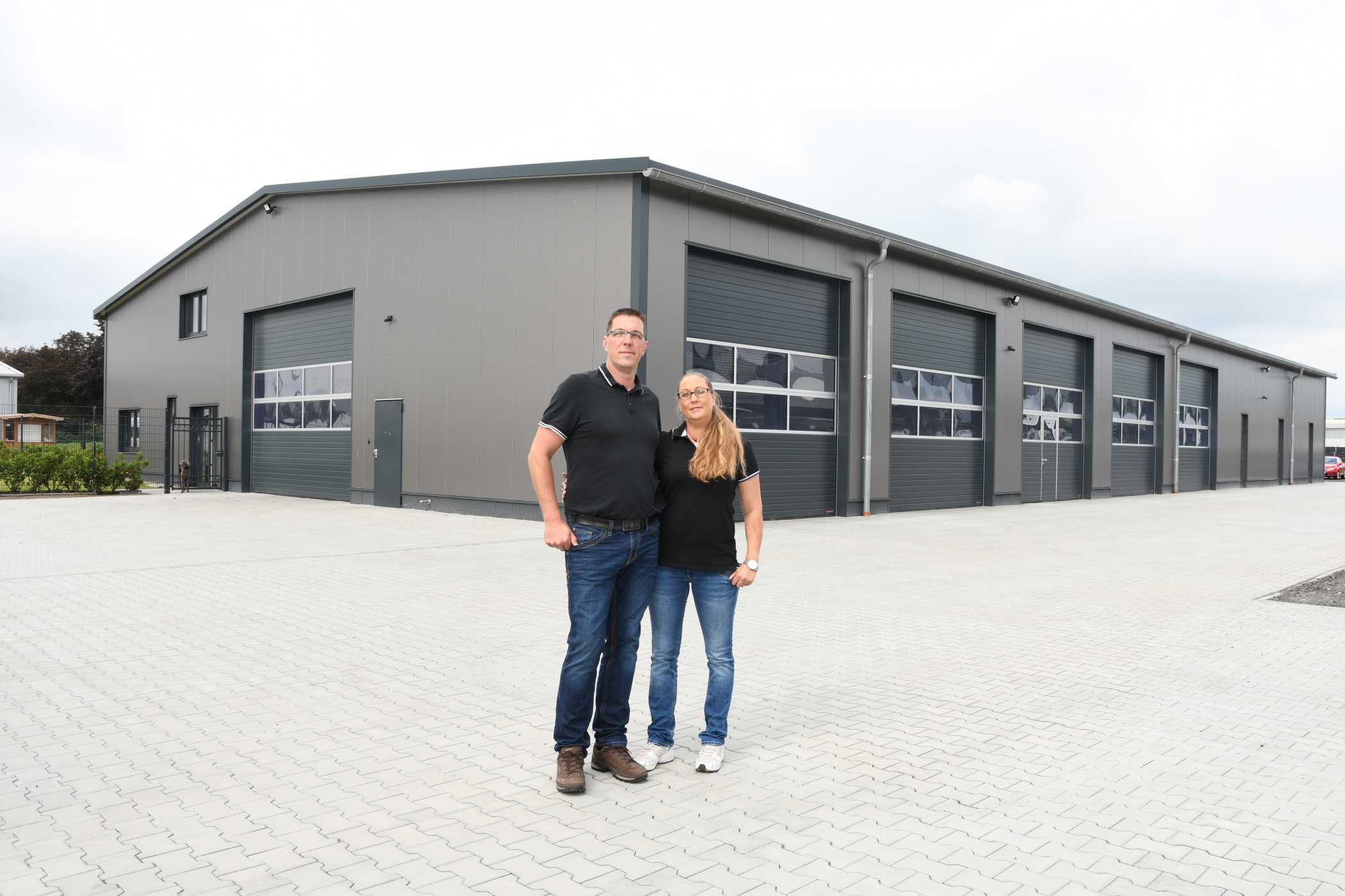 Im Juni 2020 besuchte taxi heute die neue Betriebsstätte von Reha-Automobile Edewecht, einem Nachfolger von Reha-Automobile Bad Zwischenahn. Markus Pacholke und seine Frau Janina konnten ihre Rollstuhltaxi-Umrüstungen dort leider nicht lange fortführen, weil er im Februar 2022 plötzlich verstarb. AMF-Bruns hat die Fertigungsstätte übernommen.