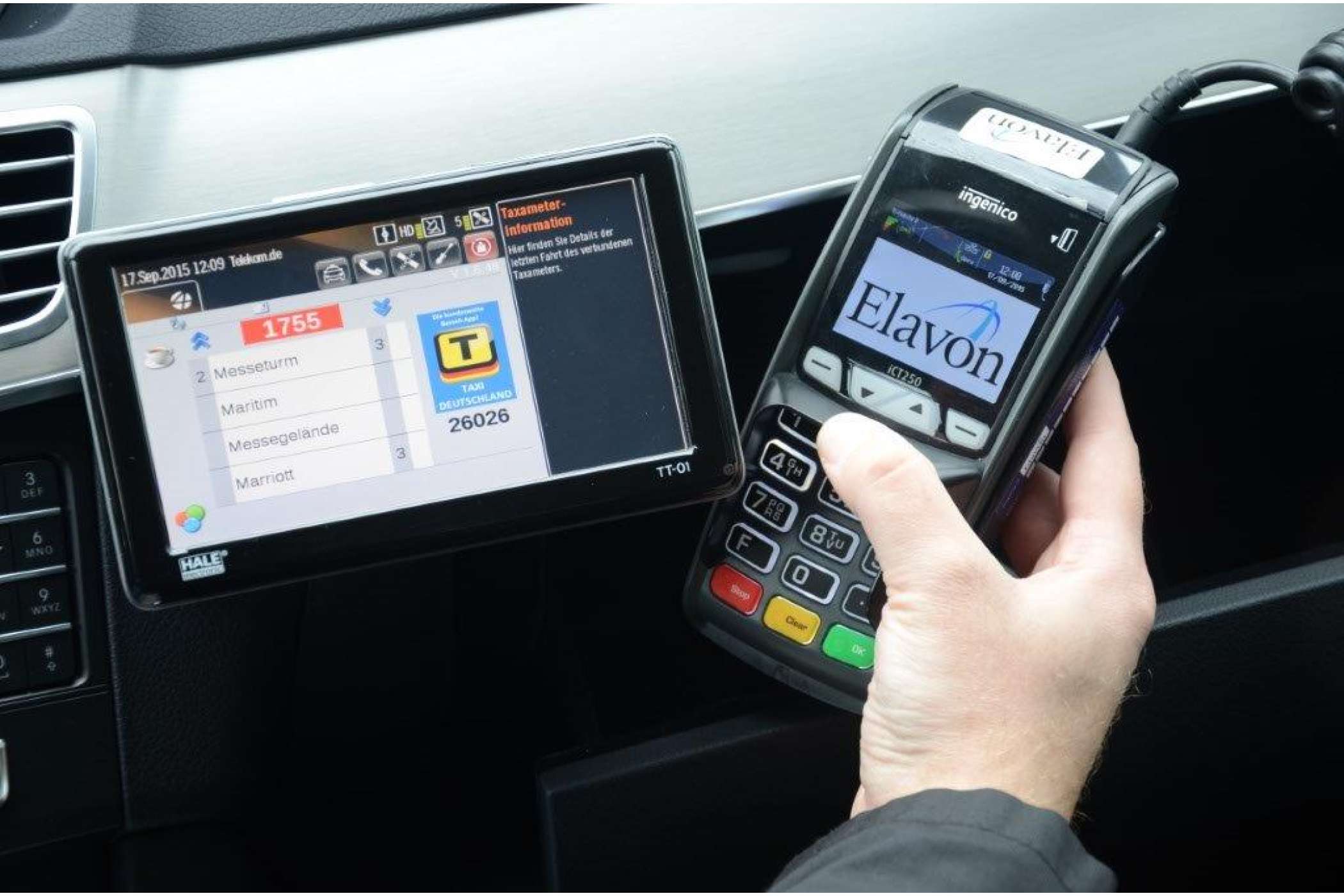 Gefos zeigte ein HALE-Terminal, das die Vermittlung, die Navigation und bald auch die Taxameterdaten anzeigen kann. Im Handschuhfach wird nur noch das Kartenlesegerät mit integriertem Drucker mitgeführt. | taxi heute