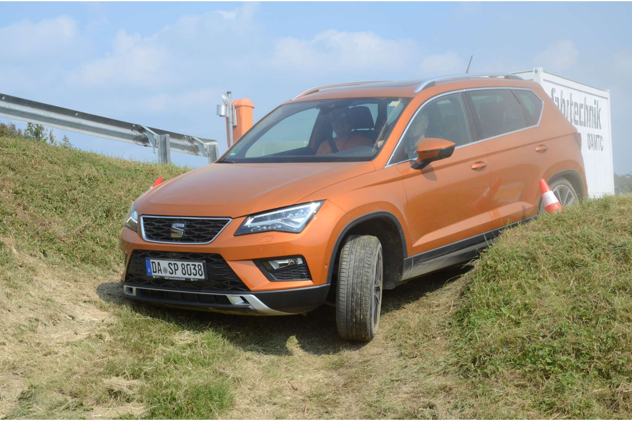 Mit Allradantrieb kann man dem Ateca selbst ausgefahrene Feldwege zu Berghütten zumuten. Bergab hilft die über das ESP geregelte Bergabfahrhilfe, die automatisch das niedrige Tempo hält. | Foto: Dietmar Fund