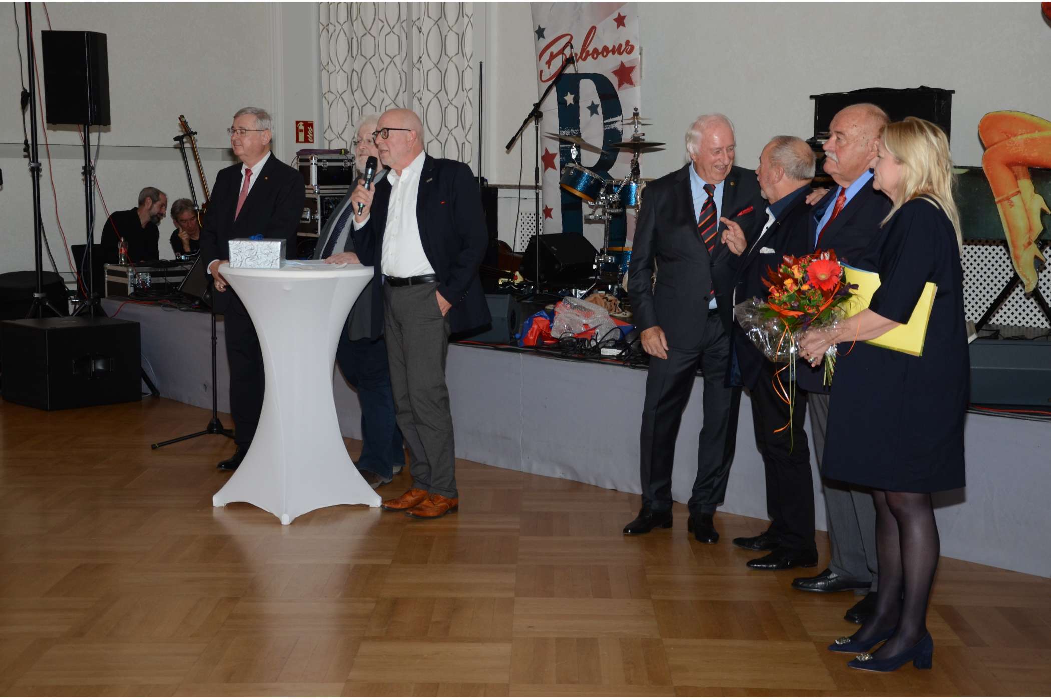Nach vielen Lobreden dankte Thomas Grätz (am Mikro) den alten Weggefährten und lobte sein Verbands-Team sowie bewährte Mitarbeiterinnen früherer Jahre.