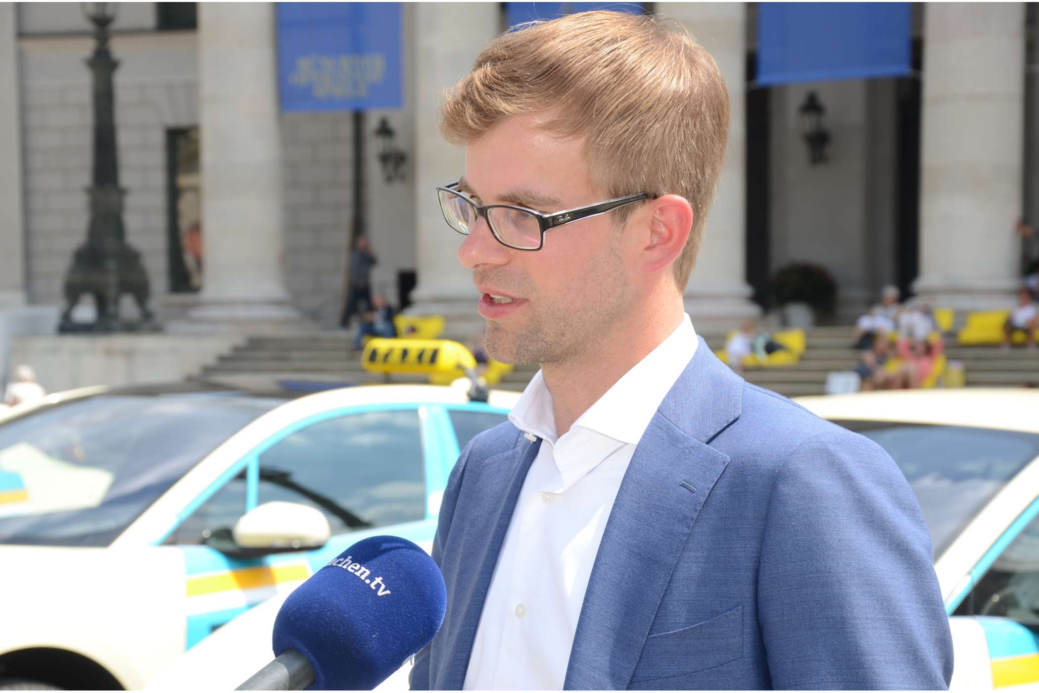 Gregor Beiner, einer der Geschäftsführer der münchner taxi zentrums, möchte mit der Elektrotaxi-Flotte zeigen, dass die Taxibranche innovativ und zukunftsgerichtet ist.