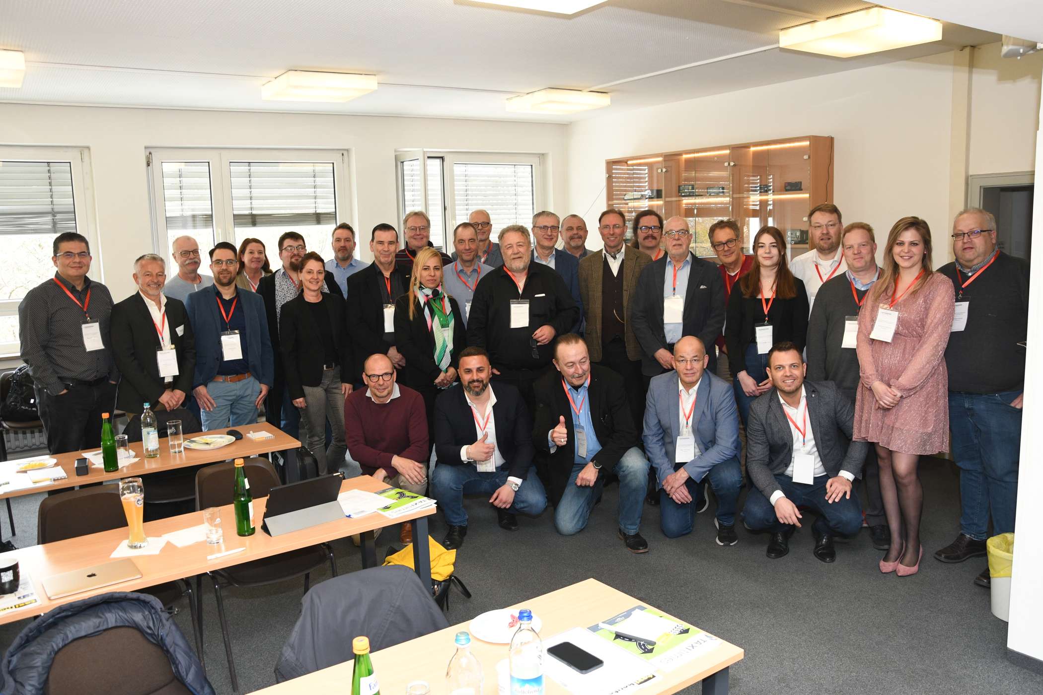 Am zweiten Tag stellte sich die Gruppe zum Gruppenbild auf. Ein paar Teilnehmende vom ersten Tag konnten da schon nicht mehr dabei sein. Nicht alle guten Geister der gastgebenden Taxizentrale wollten mit aufs Foto. So fehlte die Leipziger Kollegin, die stolz Bautzener Senf als den besten Deutschlands zum Leberkäse servierte.