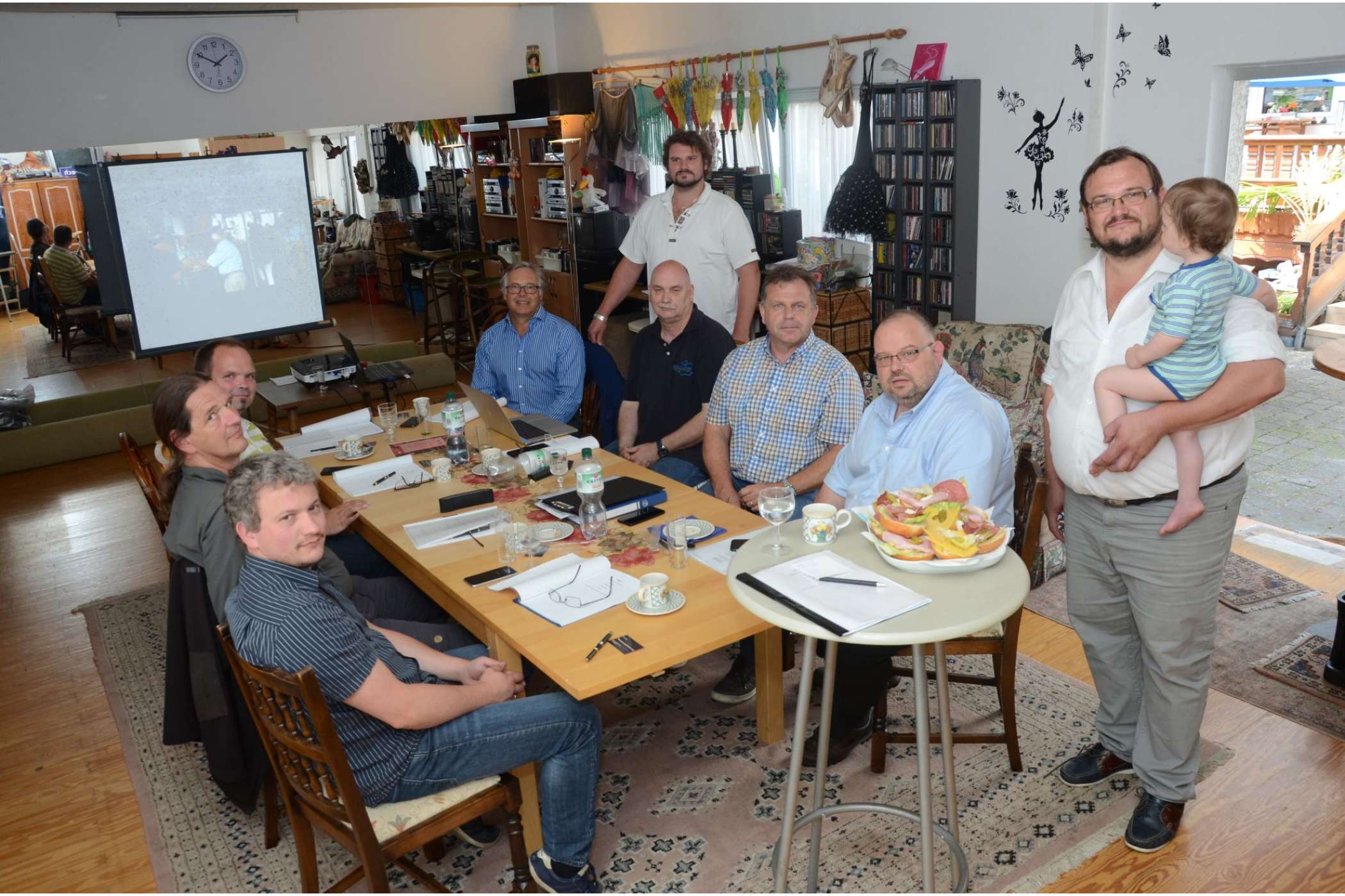 Zum Gruppenbild kam Nesthäkchen Wiland Brodka jun. auf dem Arm seines Vaters gerade recht. Mit am Tisch saßen (v.l.n.r.)  Wojciech Plader, Remmer Witte, Andreas Urbanneck, Peter Köhl, Robert Deifts und Christian Linz. Hinten steht Maximilian Brodka.| Fotos: Dietmar Fund