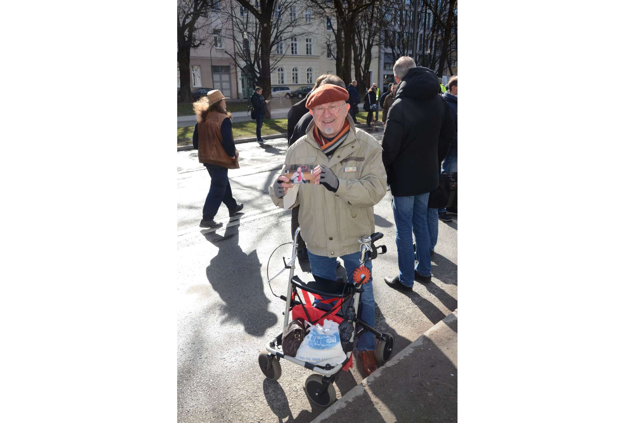 Der Nürnberger Rentner Günther Dietz hatte sich mit seinem Rollator im Zug auf den Weg nach München gemacht. Er ist heute noch Mediator für Kollegen. (Foto: Dietmar Fund)