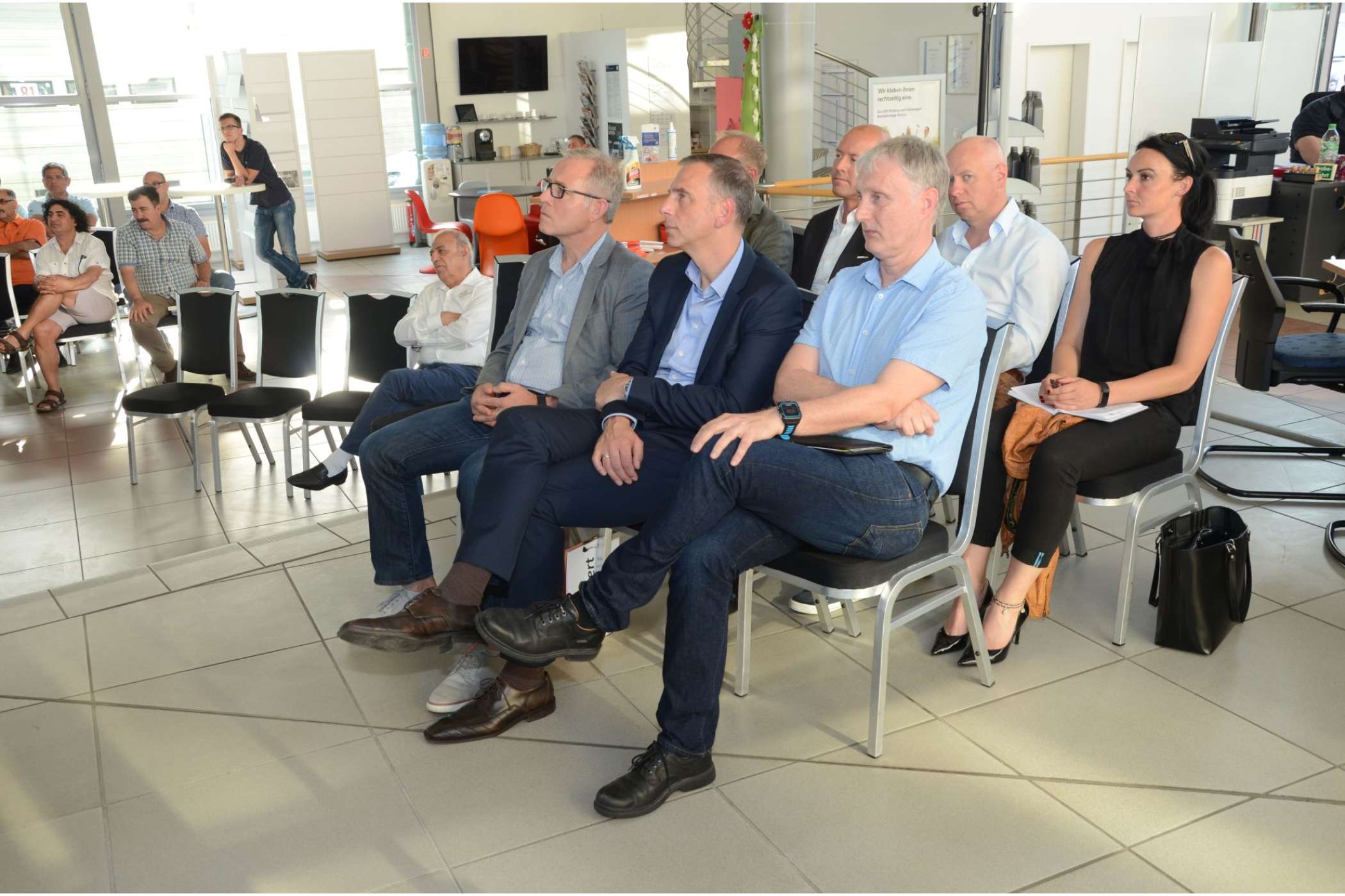 Die Vertreter der Hannoveraner Taxizentrale Hallo Taxi 3811 waren bei der Veranstaltung nur Zuhörer. Hier sitzen in der ersten Reihe (v.r.) Wolfgang Pettau, Sven-Markus Fürst und Michael Frenzel. | Dietmar Fund