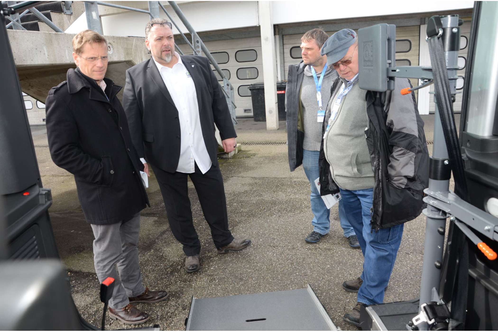 Die Umrüster Andreas Zawatzky (v. l.) und Ullrich Ohlmann von Kadomo sprachen über das Fiat-Talento-Rollstuhlauto mit Thomas und Kurt Wolff aus Friedberg in Hessen. Sie haben ihr Taxiunternehmen aufgegeben und sich als Krankenfahrten Wolff auf Behinderten-, Kranken- und besondere Schülerfahrten spezialisiert. | Fotos: Dietmar Fund