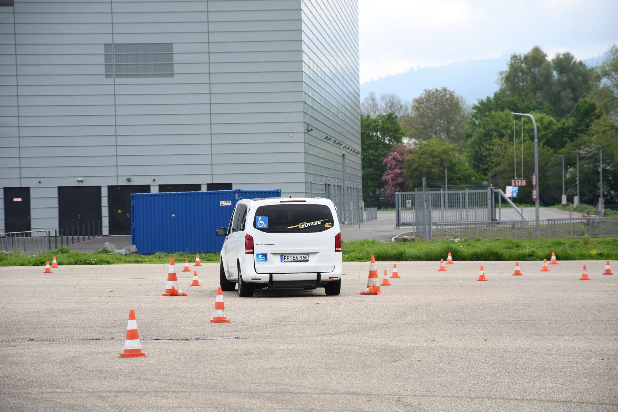 Auf dem Parcours ging es zum Teil sehr eng her, sodass der Instruktor immer wieder unter die Räder gekommene Markierungskegel aufstellen musste.