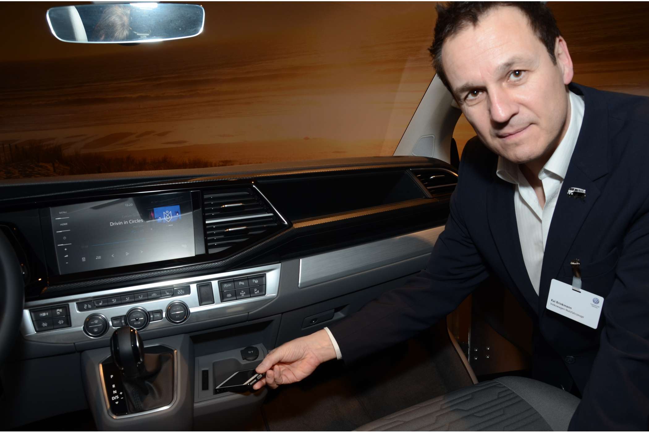 Der Multivan hat keine breite Konsole mehr. Neben dem Schalthebel sitzt zurückversetzt eine Handy-Ladeschale. (Foto: Dietmar Fund)