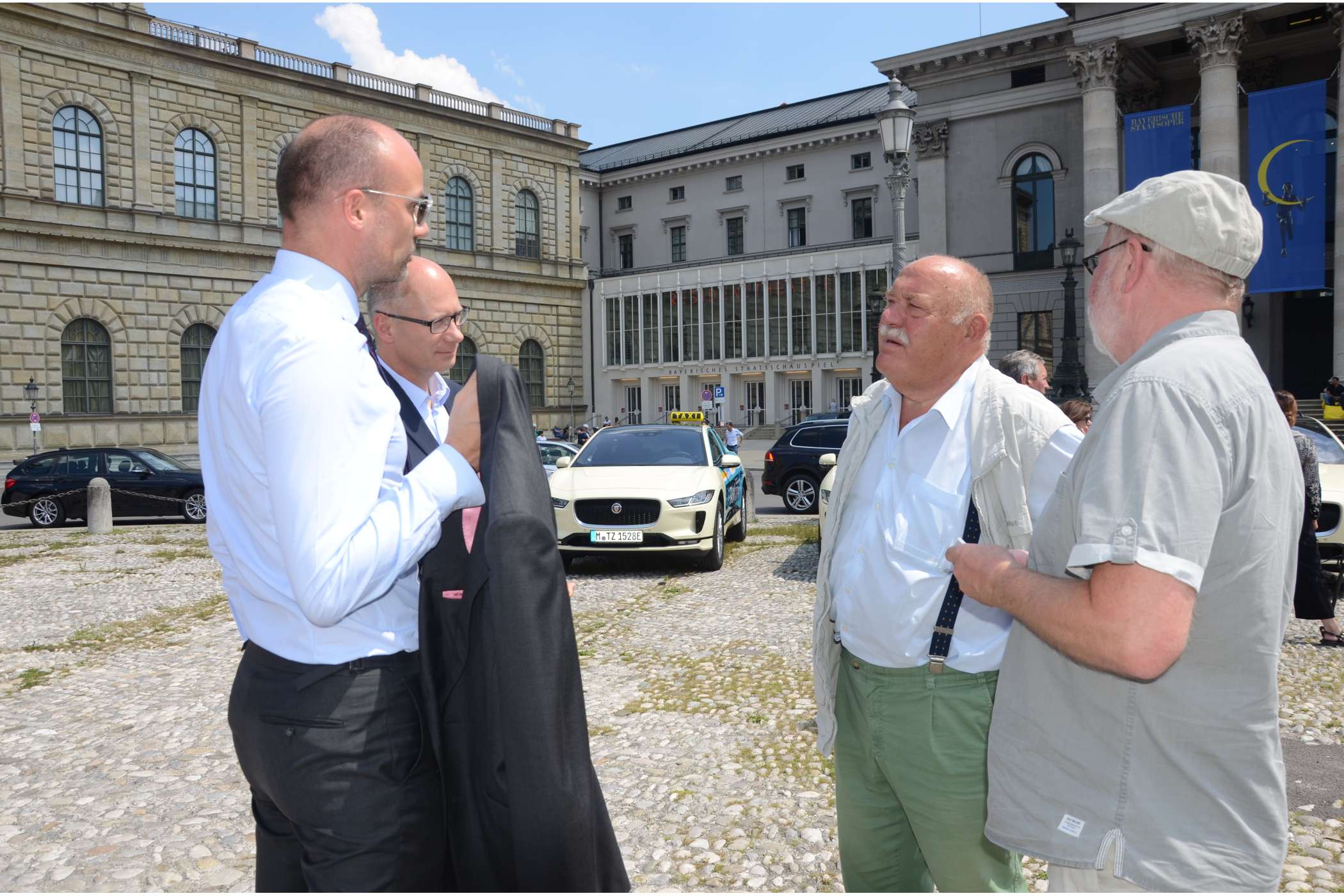 Taxi-Urgestein Hans Meißner (2.v.r.) gab nach einem ersten Probesitzen gleich eine für ihn typische launige Rückmeldung.