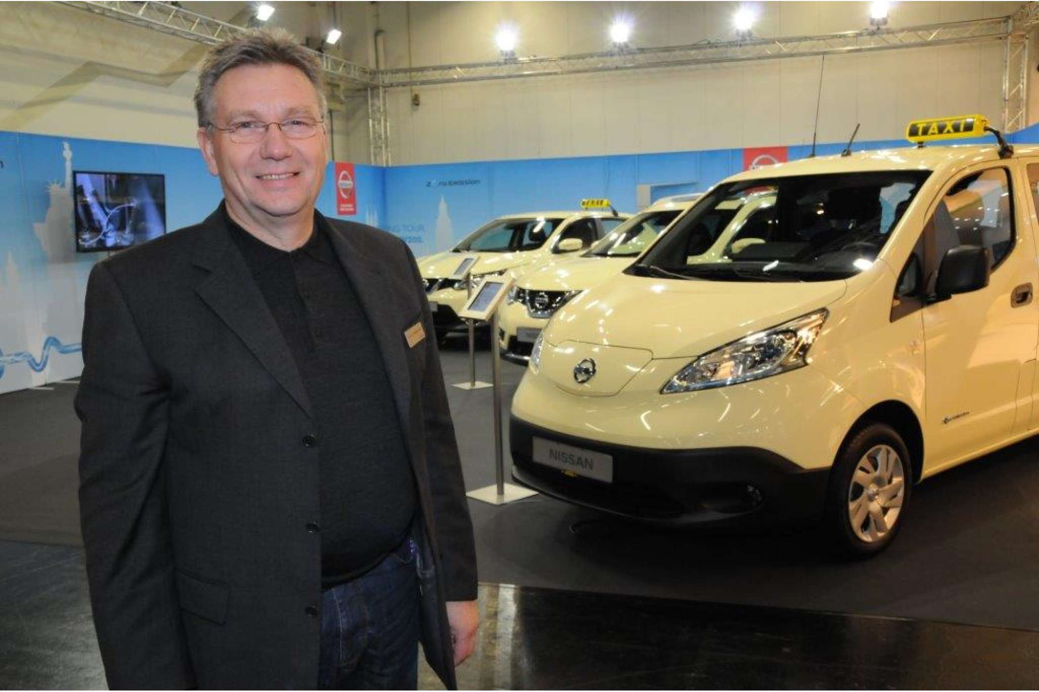Hartmut Majewski von Nissan zeigte mit dem Elektro-Transporter E-NV 200, dem X-Trail und dem Qashqai gleich drei neue Taxi-Modelle. | Dietmar Fund | taxi heute