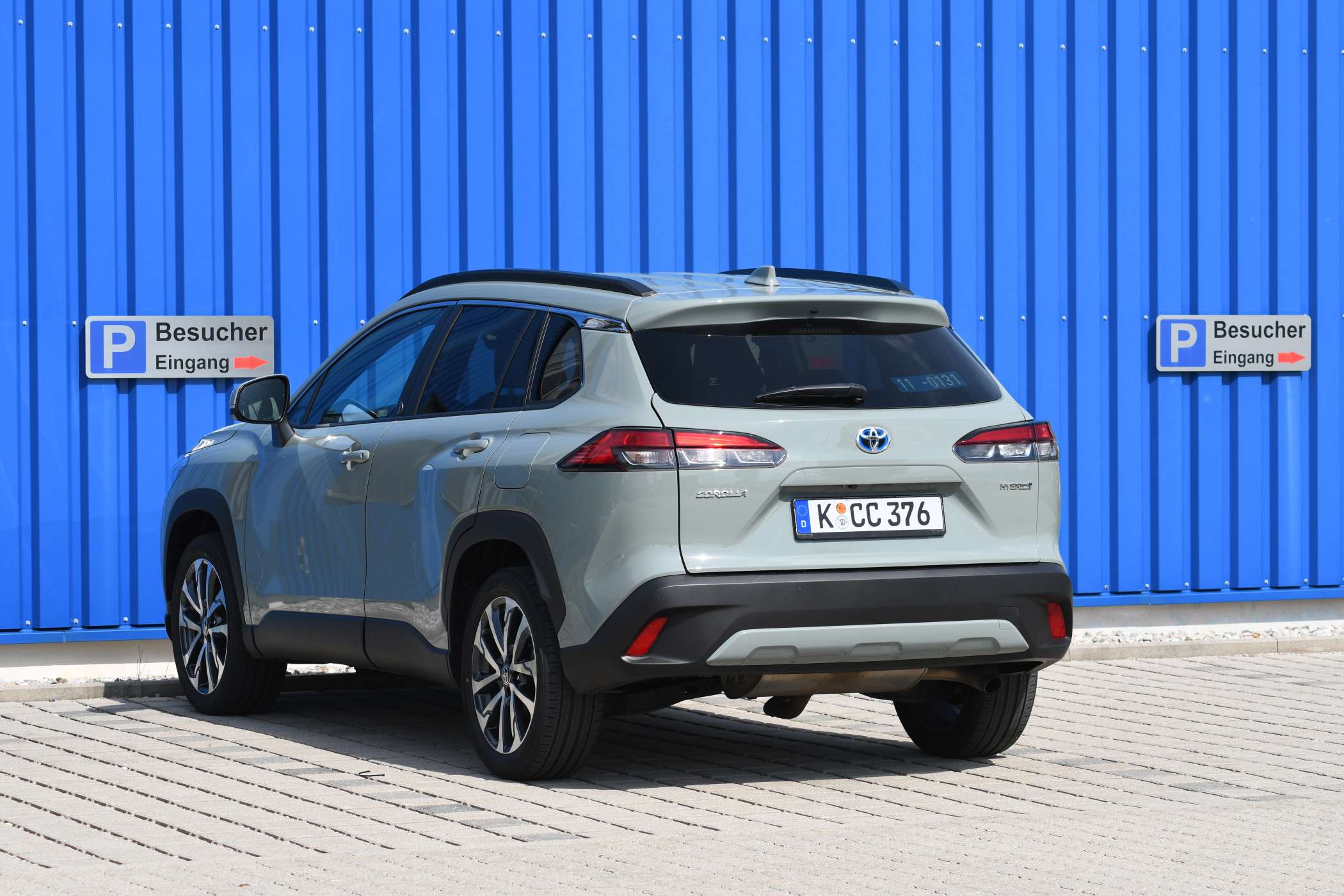 Zur Serienausstattung der Variante Team Deutschland gehören auch abgedunkelte hintere Seitenscheiben und die getönte Heckscheibe, hinter der man von innen angebrachte Taxi-Ordnungsnummern noch gut lesen kann, die blauen der Mietwagen aber nur schlecht. (Alle Fotos: Dietmar Fund)