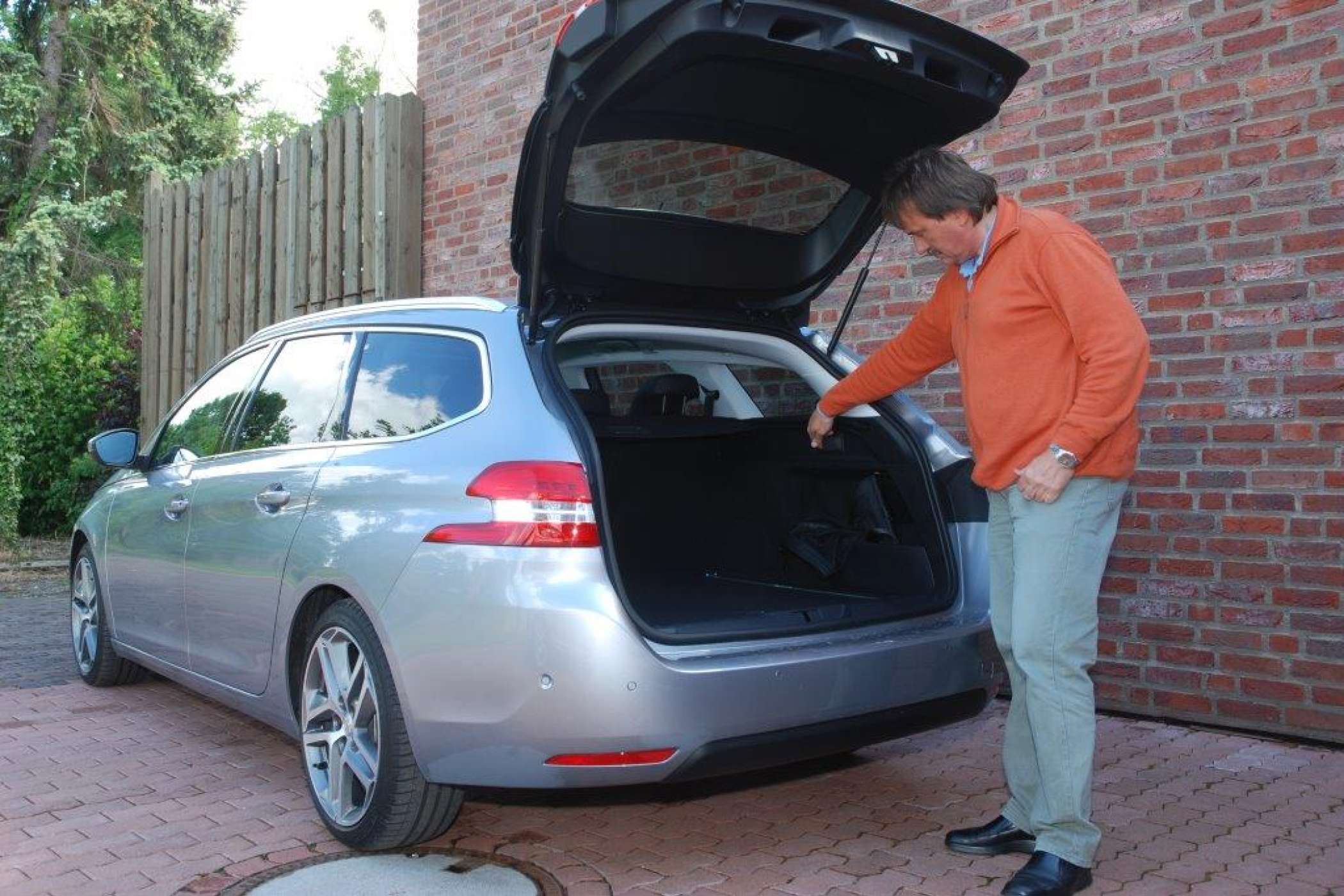 Die Heckklappe öffnet so weit, dass auch große Taxifahrer darunter gut stehen können. Die Ladekante ist angenehm niedrig.| Fotos: Dietmar Fund