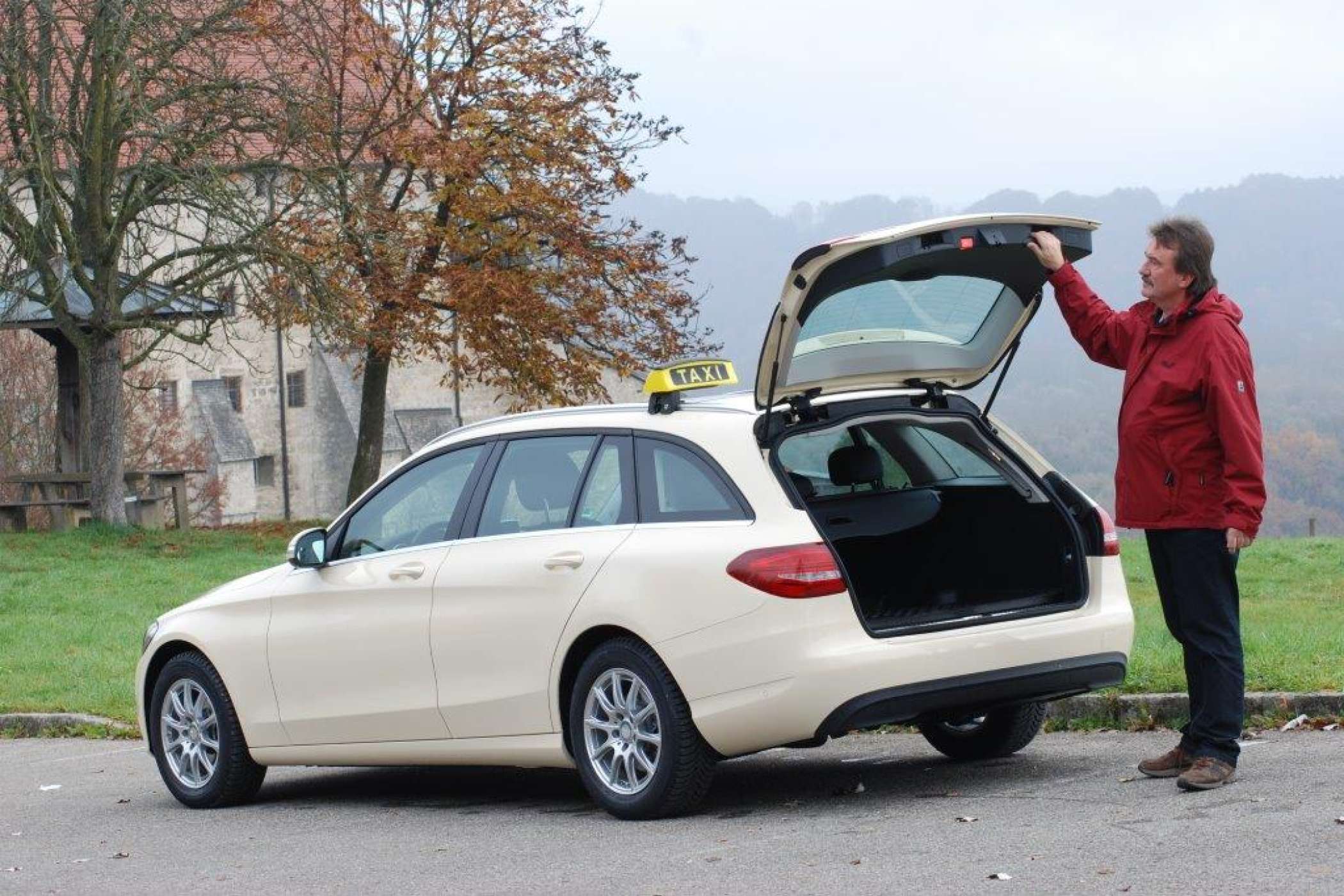 Die Heckklappe öffnet weit und lässt sich mit einem stabilen Innengriff bequem schließen, ohne dass man sich schmutzige Finger holt.| Dietmar Fund | taxi heute