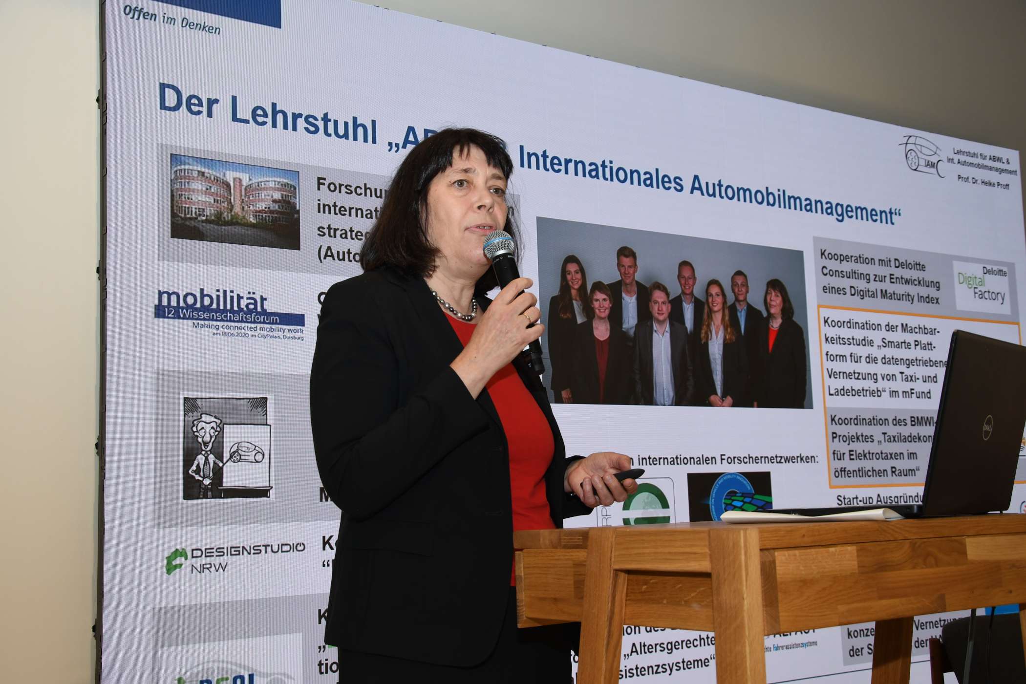 Prof. Dr. Heike Proff von der Universität Duisburg-Essen stellte das Modellprojekt zum induktiven Laden in Köln vor. Das dort bis Ende des Jahres laufende Konzept soll sich ihrer Aussage nach auch auf andere Elektrotaxis als auf das von LEVC übertragen lassen, das beim Projekt zum Einsatz kam. Geladen wird kurz und langsam nur mit 22 kW Wechselstrom.