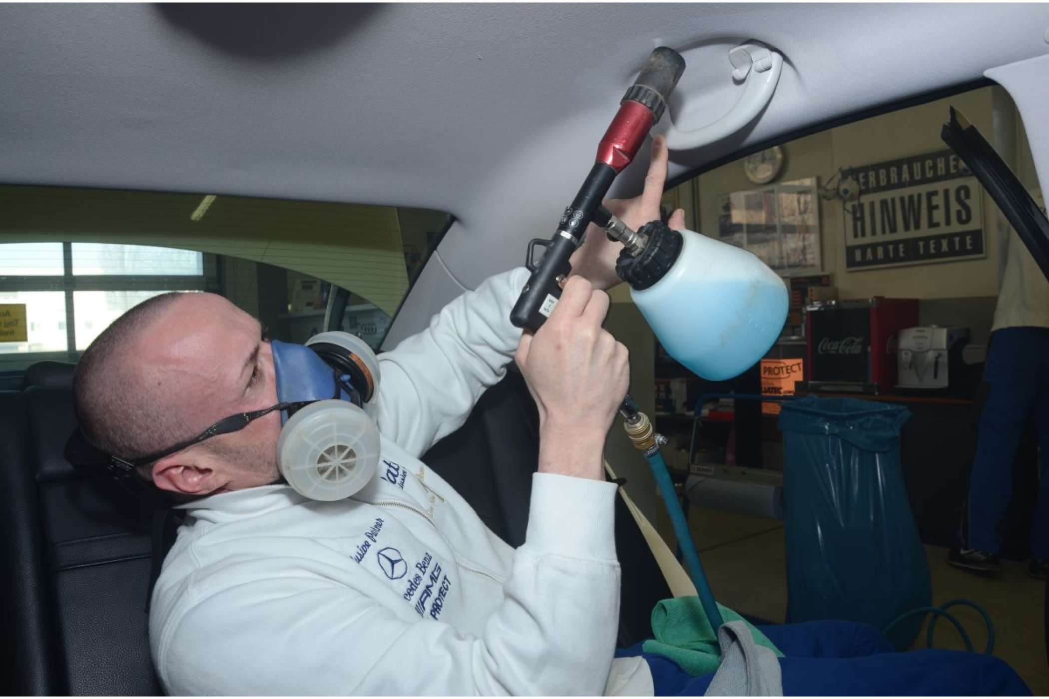 Die Reinigung der Fahrgastzelle beginnt Daniel Patecky mit dem Dachhimmel. Wenn er seine fein sprühende „Tornador-Gun“ angewandt hat, erkennt man die gereinigte Fläche an ihrem deutlich helleren Farbton. | Dietmar Fund | taxi heute