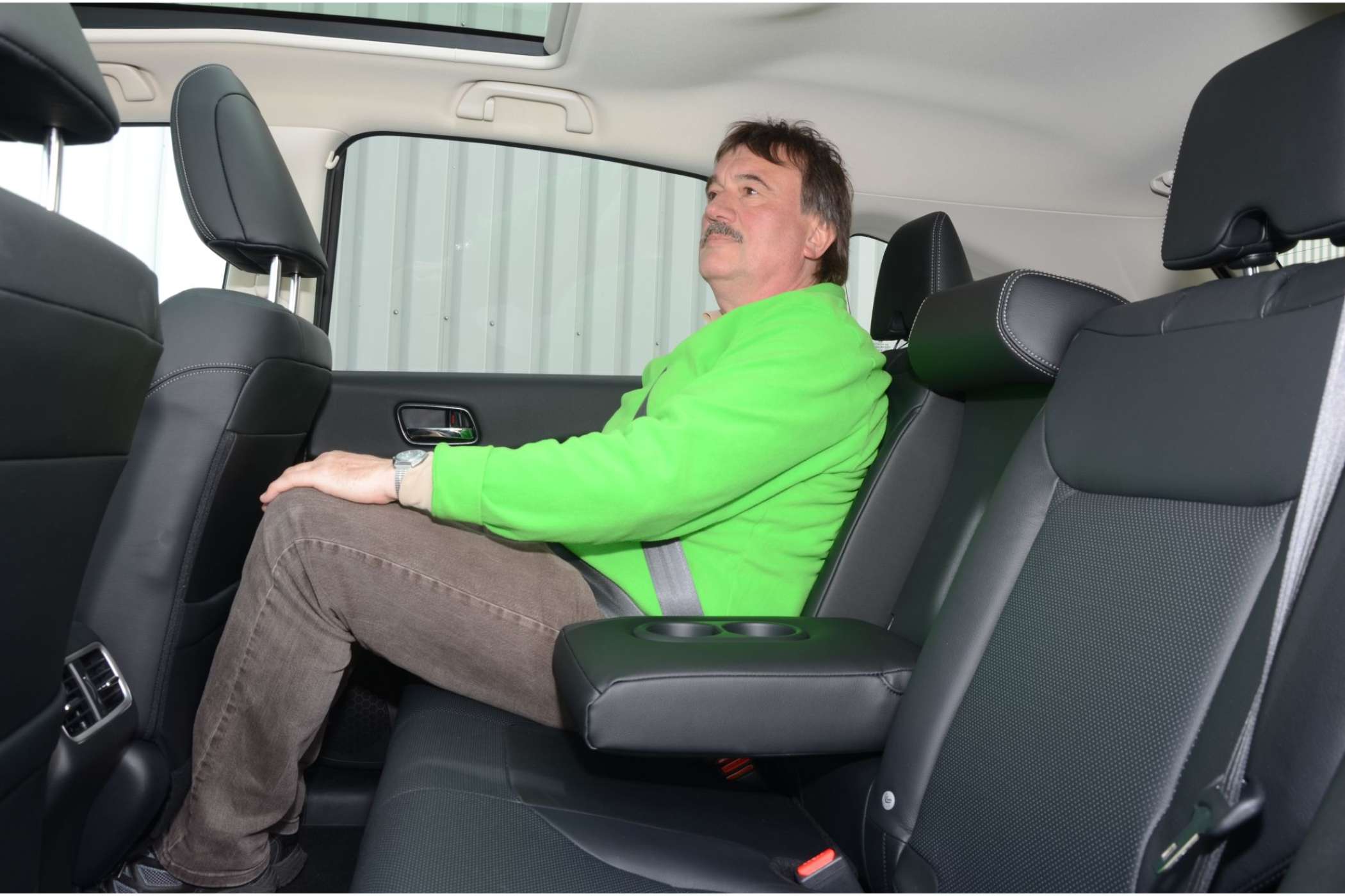 Wenn der Taxifahrer den Vordersitz ganz nach hinten geschoben, aber etwas angehoben hat, haben große Fahrgäste noch guten Beinraum. Die Kopffreiheit ist selbst unter dem Panorama-Glasdach noch gut. | Dietmar Fund