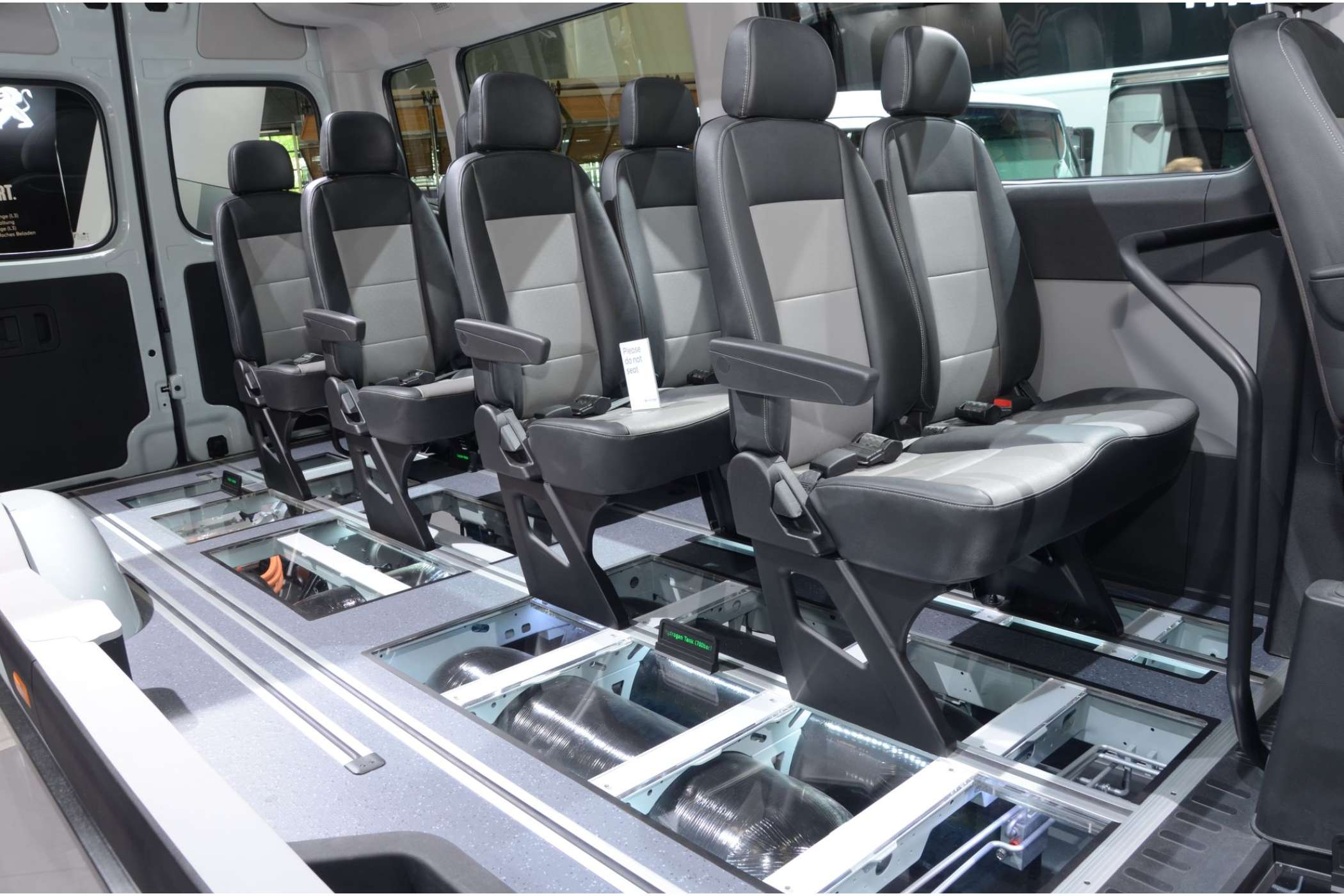 Hyundai zeigte seinen Kleinbus H350 mit Brennstoffzellentechnik und Wasserstofftanks, die im Boden unterhalb der Fahrgastsitze untergebracht sind.| Foto: Dietmar Fund