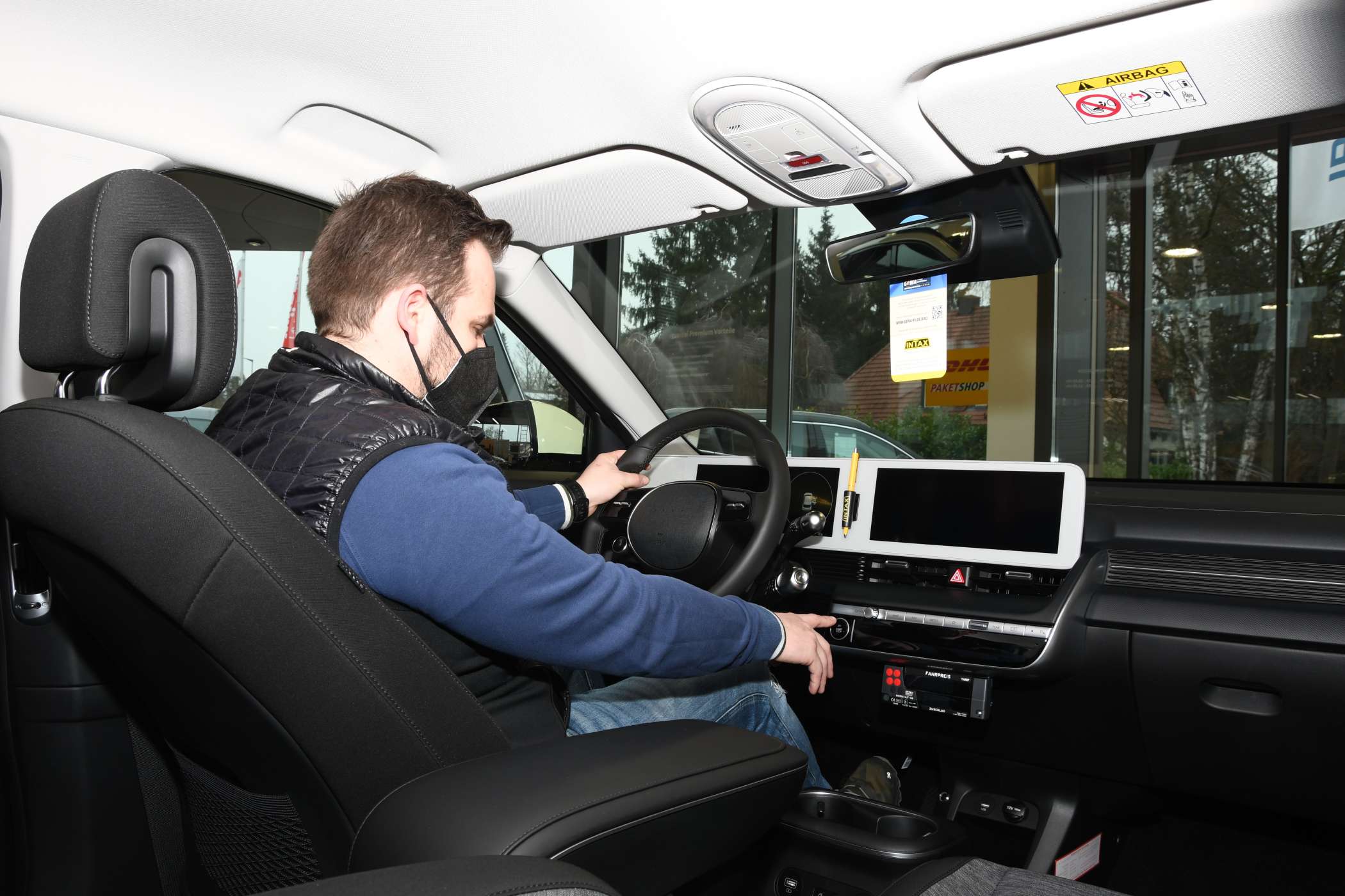 Kevin Hedtke hatte sich das Ioniq 5-Taxi schon zuvor angeschaut und seine Platzverhältnisse sowie sein Cockpit für gut befunden.