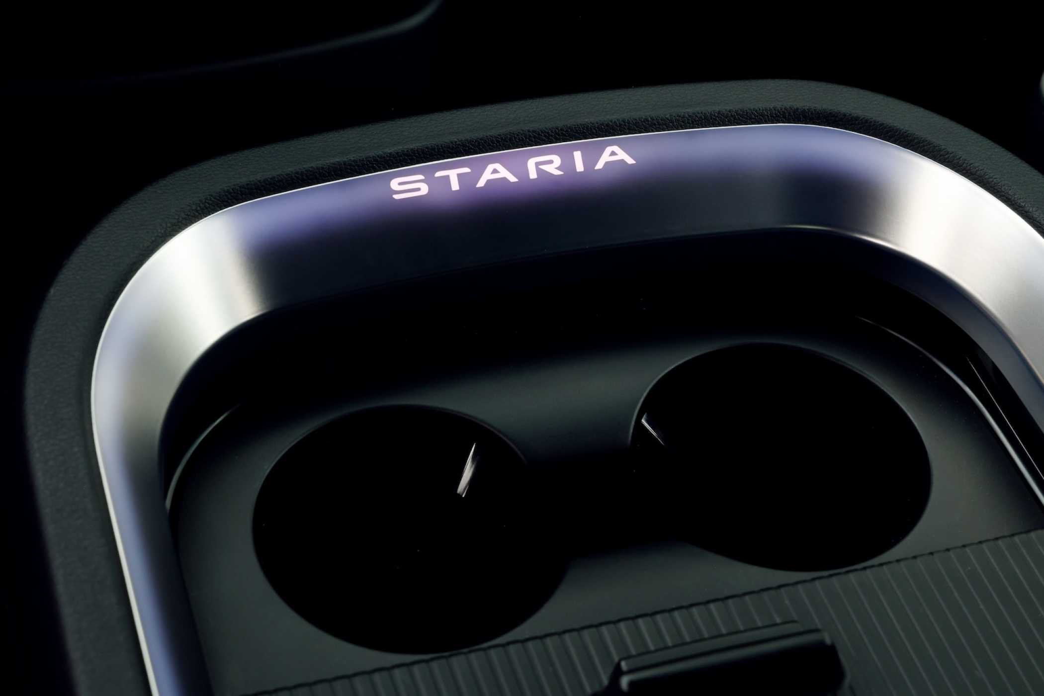 Beleuchteter "Staria" Schriftzug in der Chromleiste des Flaschenhalters.| Foto: Hyundai
