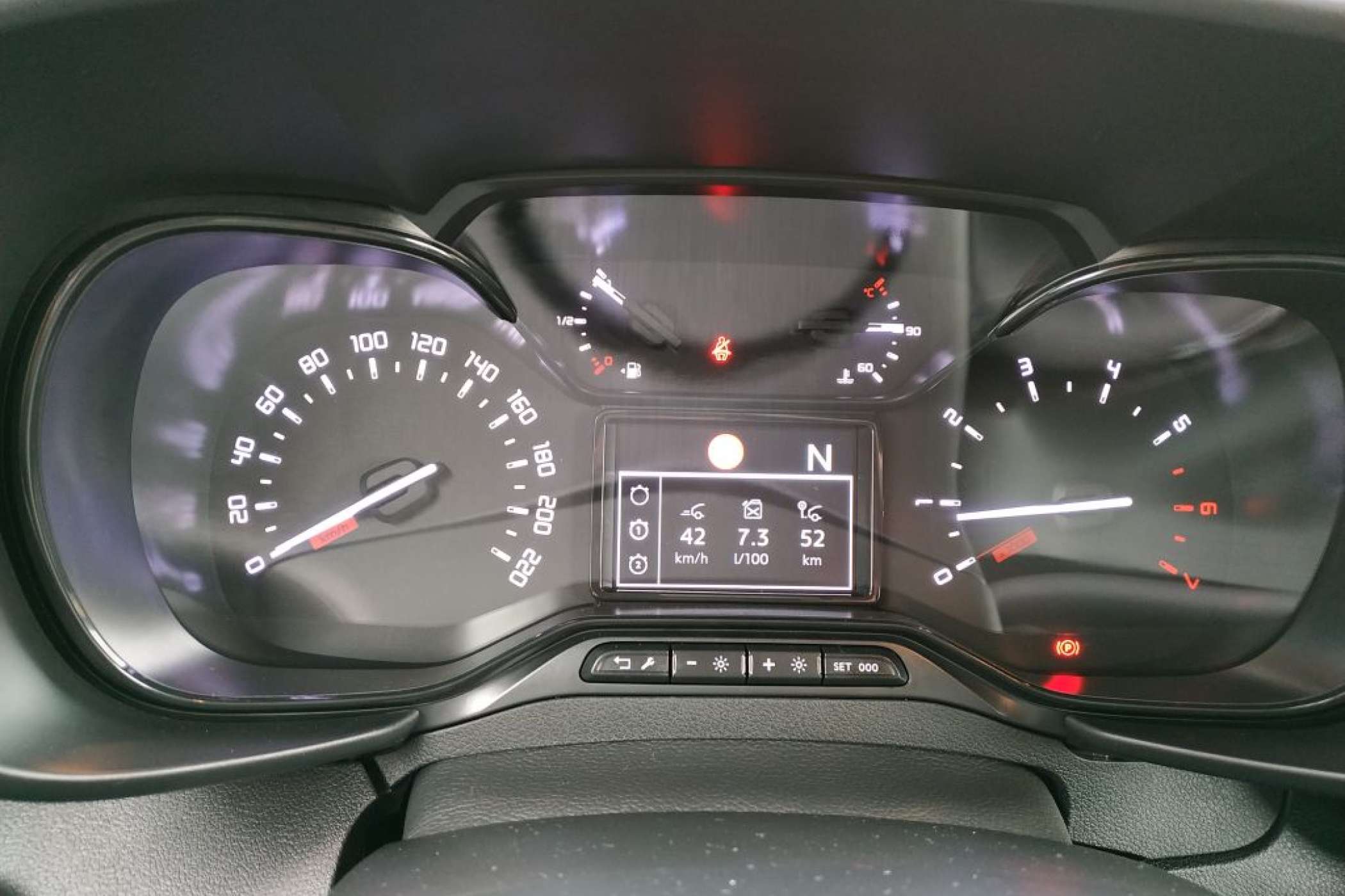 Mit dem Selbstzünder ist man etwa mit 7 l/100 km im Mischbetrieb unterwegs, vor allem in der Stadt steigt der Verbrauch, anders als beim Stromer. | Foto: J. Reichel