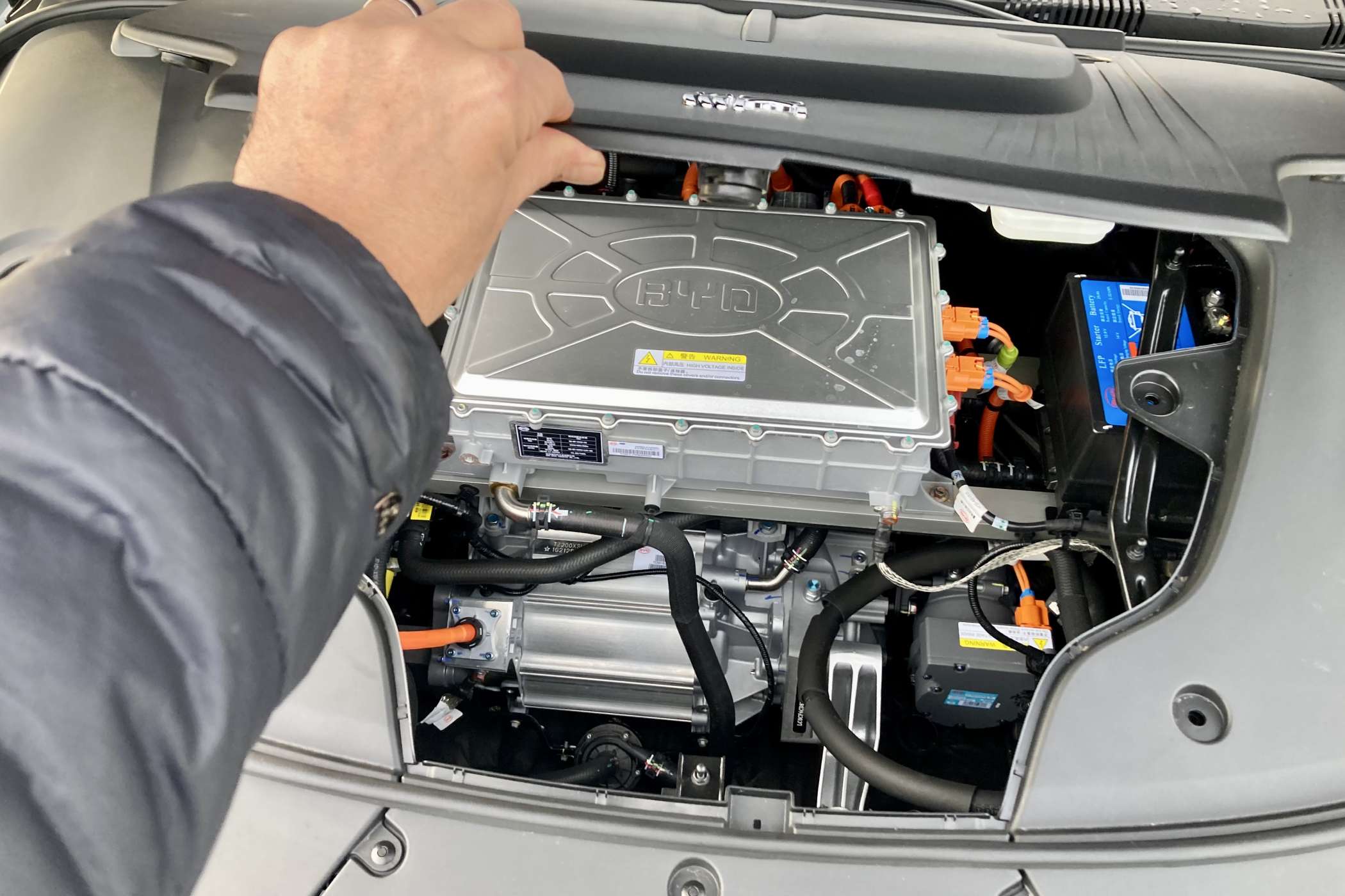 Zweiter Motor vorn - deshalb kein Platz für einen Frunk unter der Verkleidung. Aber BYD macht viel selbst.  | Foto: G. Soller 