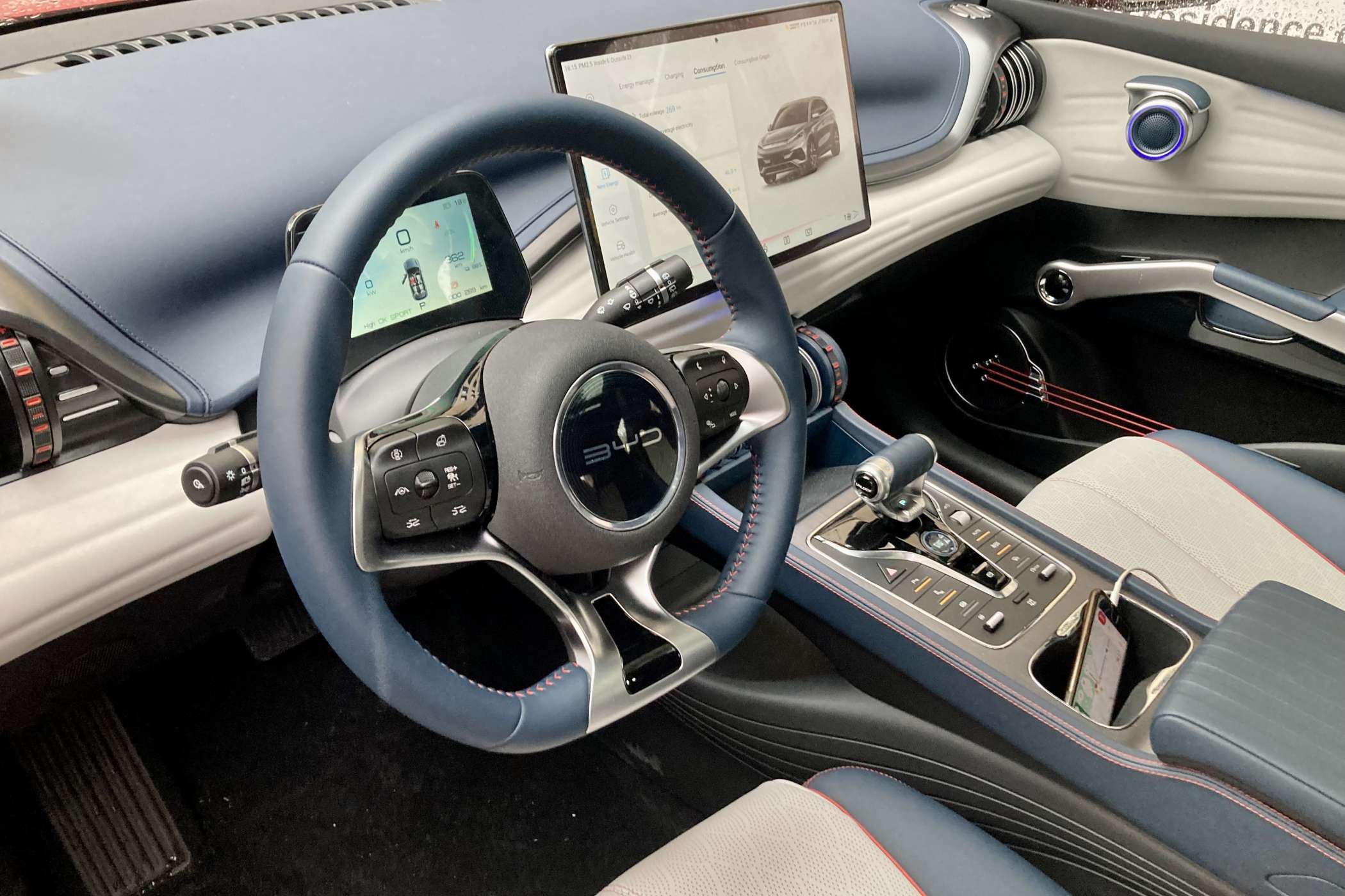 Auffälliges Interieur, um 90 Grad drehbarer Zentralscreen. | Foto: G. Soller