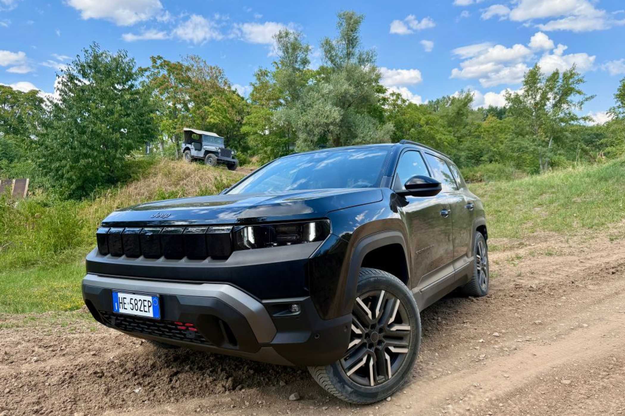 In einer Motocross-Grube konnten wir offroad einiges probieren - der Ur-Willys schaute genau, was sein Urenkel so drauf hat. | Foto: G. Soller