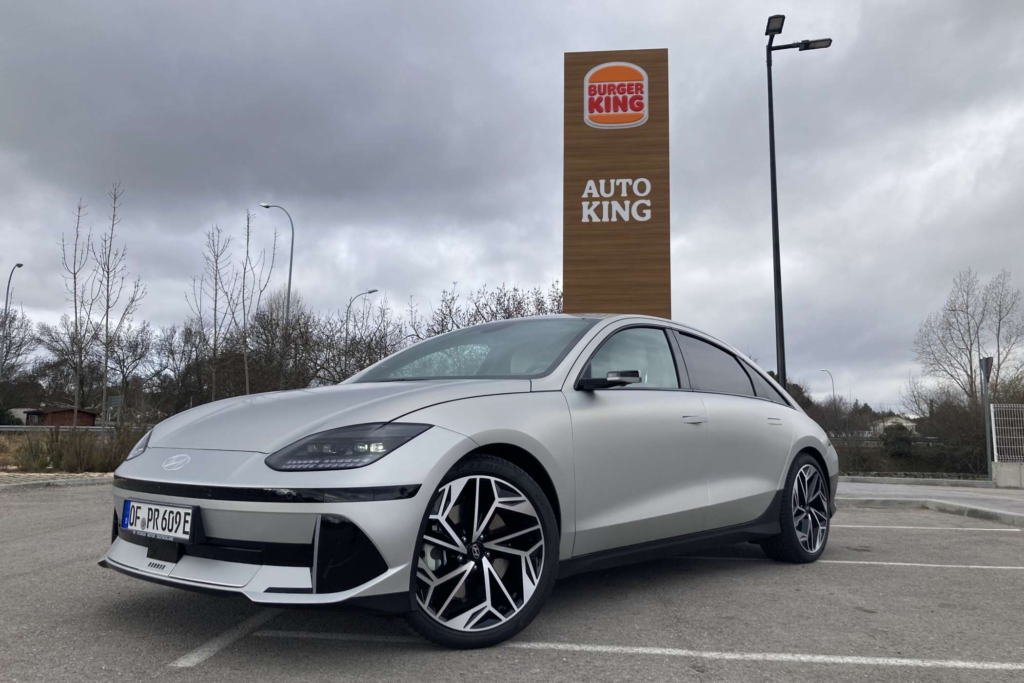 Platz 10: Fahrbericht Hyundai Ioniq 6: Prophezeiung erfüllt https://www.taxi-heute.de/node/24285 | Nomen est Omen: Der Auto King wird der Ioniq 6 vielleicht nicht, aber in Summe seiner Eigenschaften thront er schon ziemlich weit oben im Segment. | Foto: G. Soller