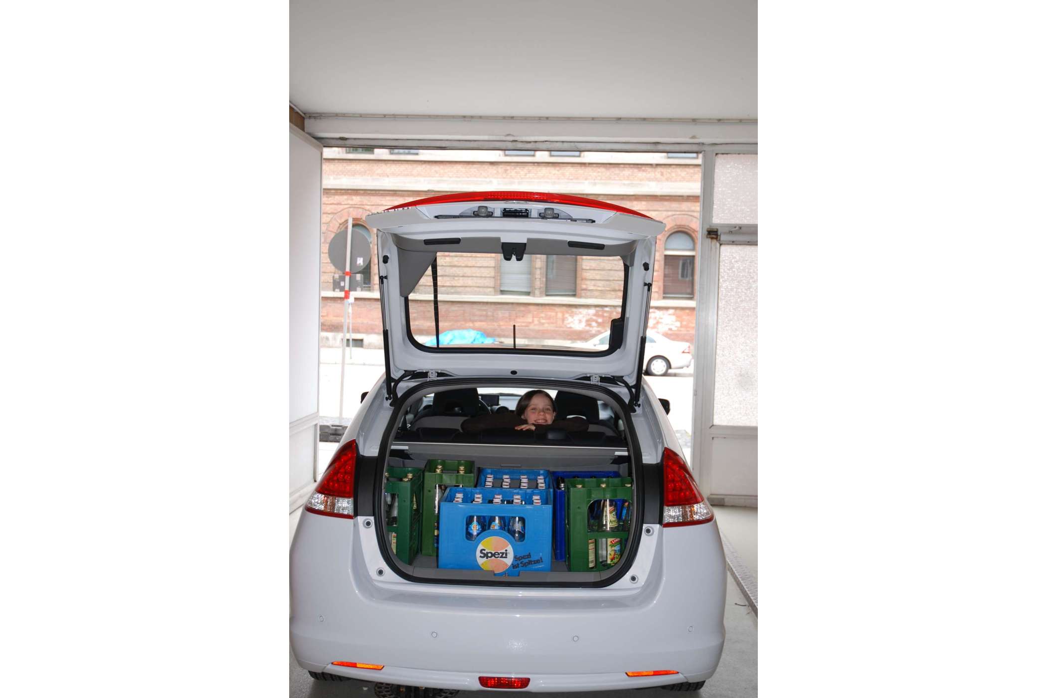 Ohne Verlust: Die Elektrobatterien sind bei beiden Modellen so verbaut, dass weder Prius noch Insight Einbußen beim Kofferraumvolumen hinnehmen müssen. Hier Honda Insight | jh
