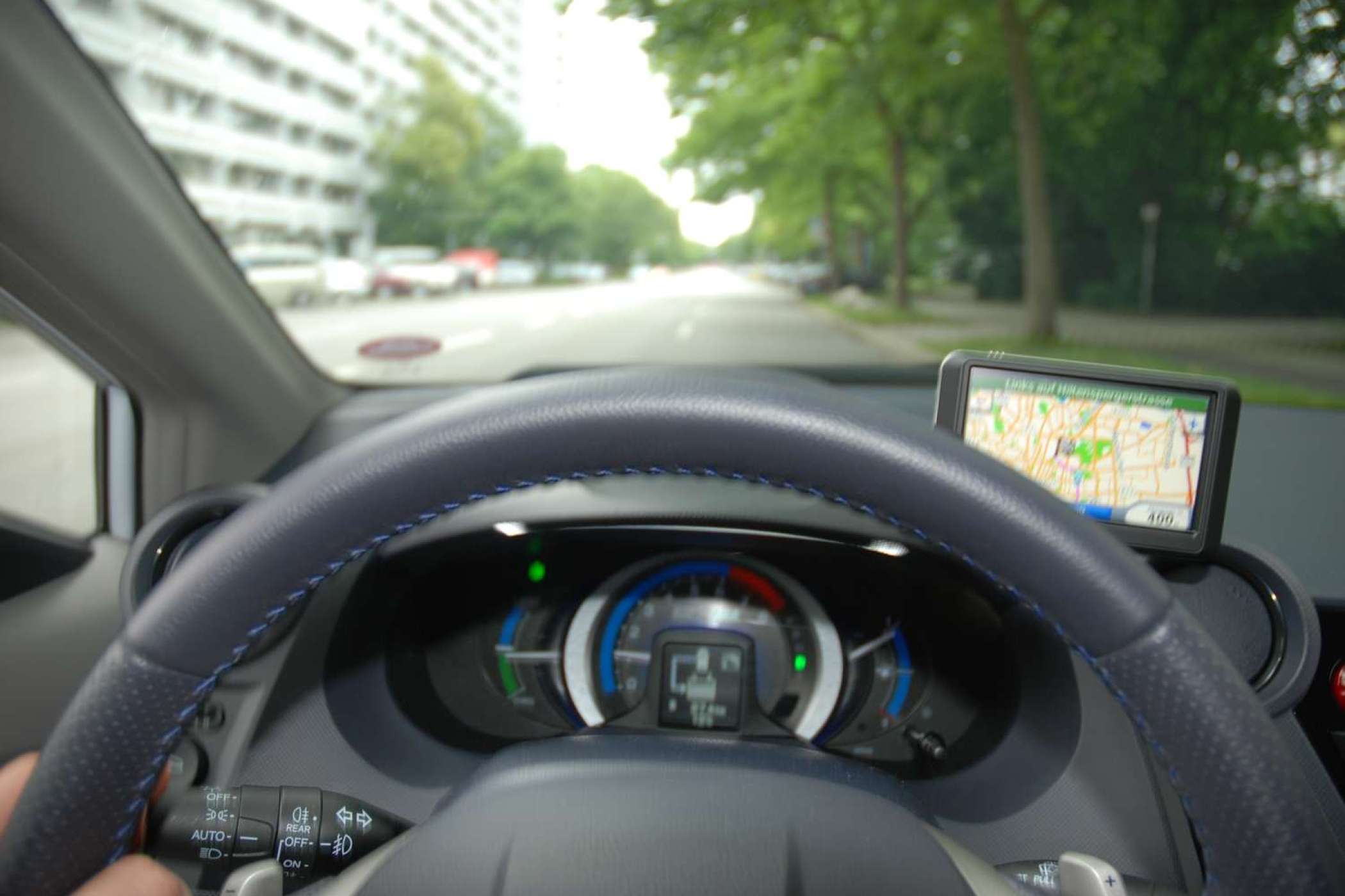 Erzieherische Maßnahme: Sowohl im Prius als auch im Insight zeigt das Display den Verbrauchsstatus an. Hier: Insight | jh
