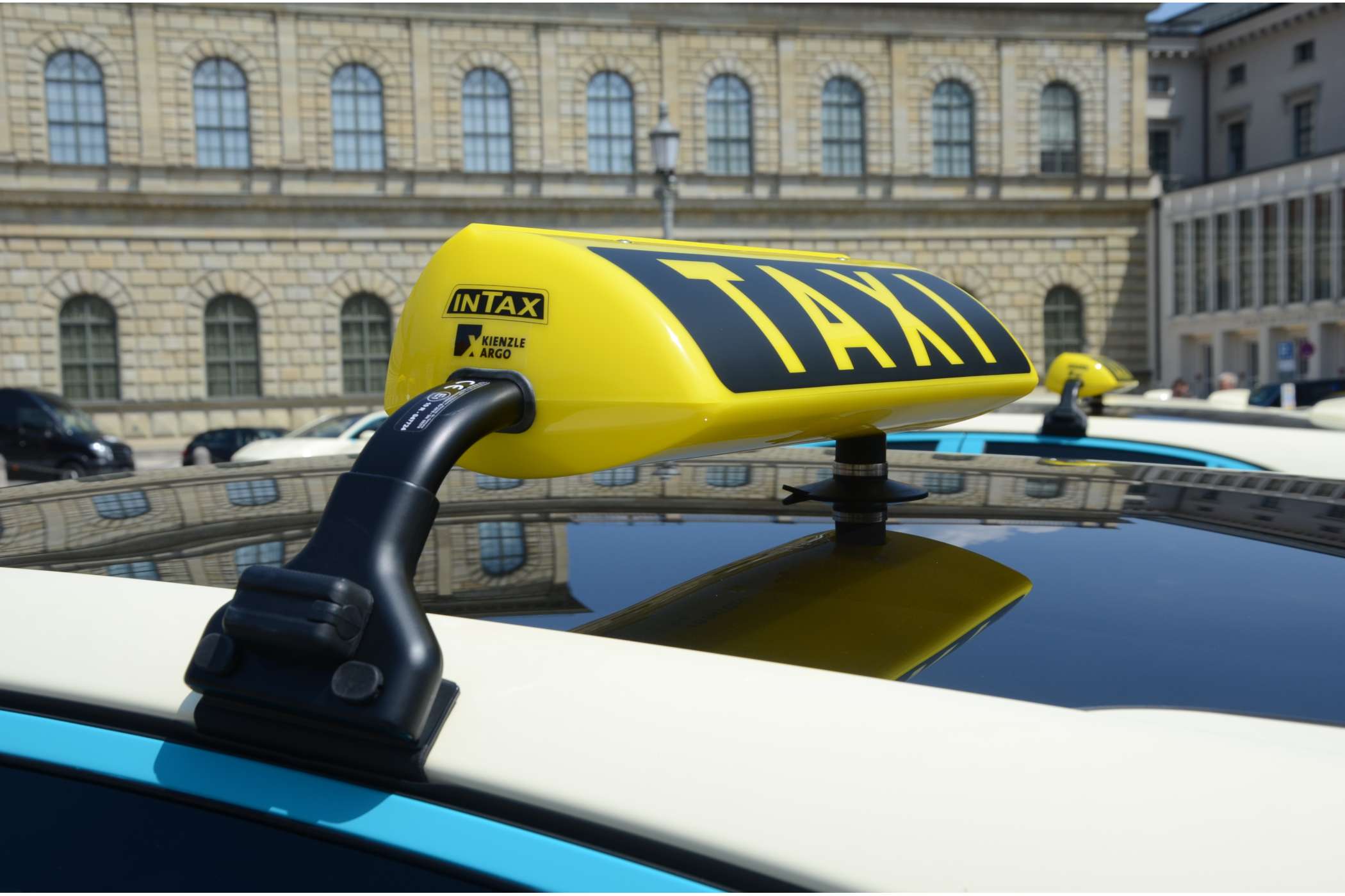 Auf dem getönten, bis über den Fond reichenden Glasdach der Jaguar-Flotte sind Kienzle-Dachzeichen angebracht.