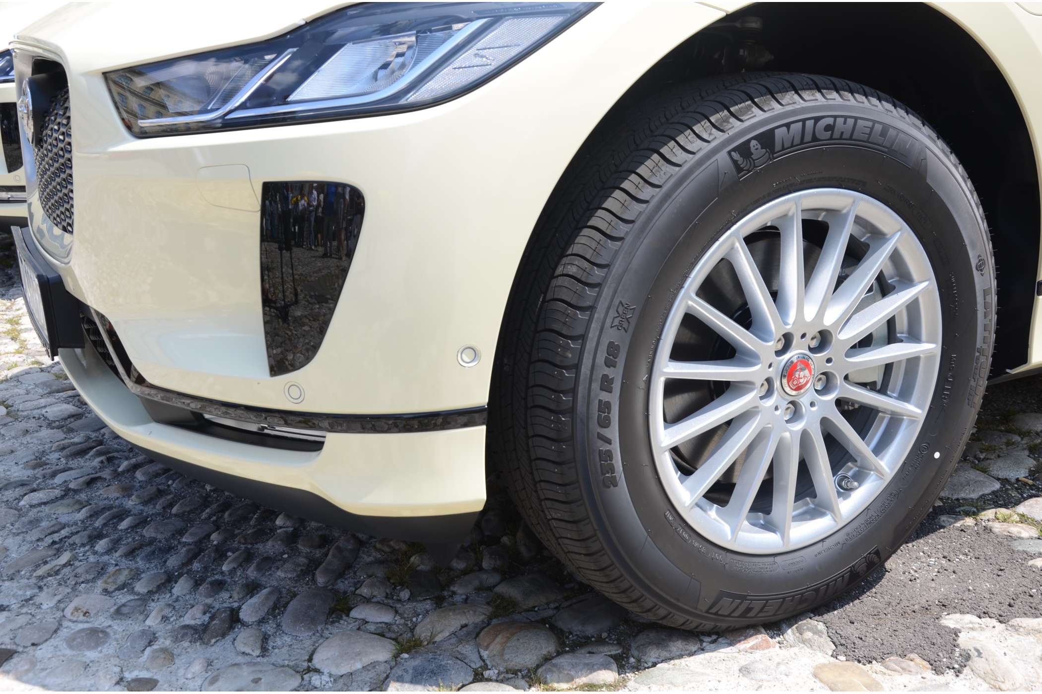 Wie eine kurze Mitfahrt zeigte, sind die Elektrotaxis mit ihren 18-Zöllern sportlich-straff gefedert.