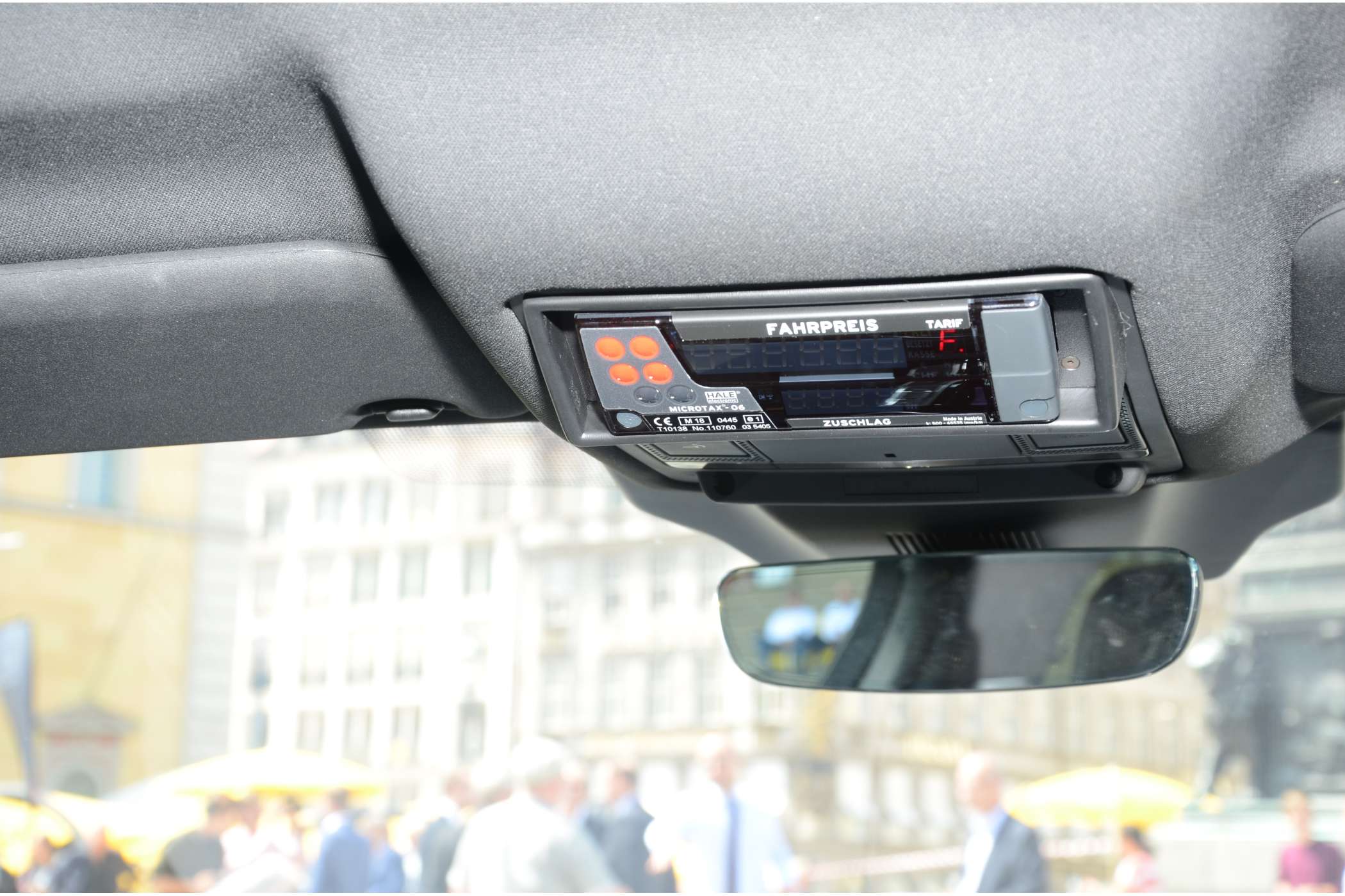 Die I-Pace-Taxis haben eine Dachkonsole und sind mit HALE-Taxametern ausgerüstet.