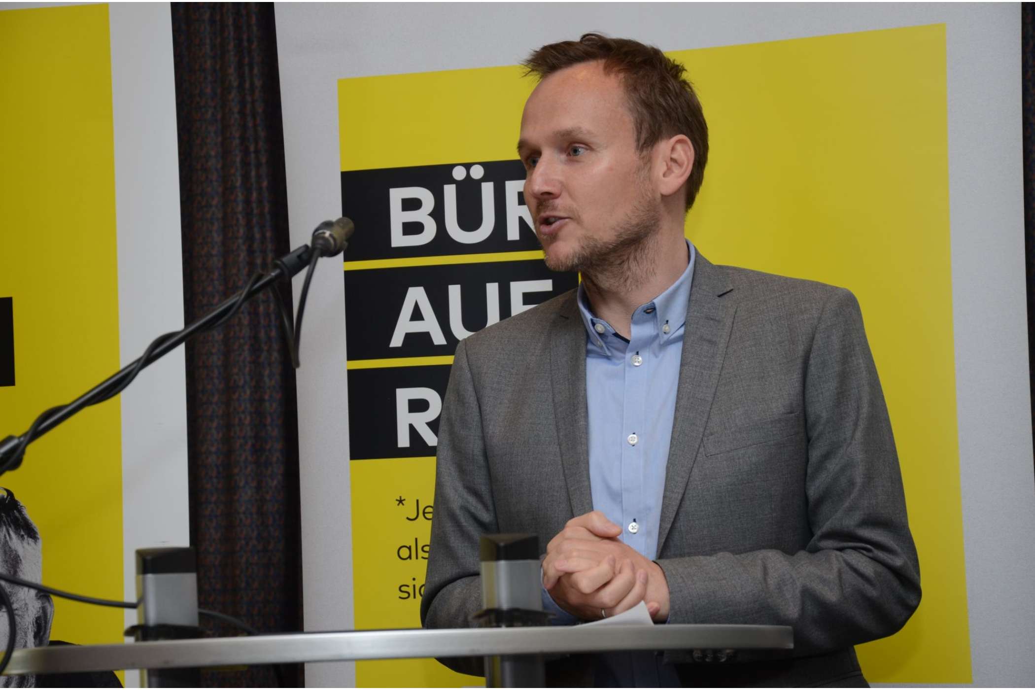 Zu Beginn der Veranstaltung stellte sich Jan Thomas als neuer Taxi-Ansprechpartner im Mercedes-Benz Cars Vertrieb Deutschland vor. Er sagte, dass ihm unternehmerisches Denken von seiner früheren Tätigkeit bei Daimler Trucks her vertraut sei. | Dietmar Fund