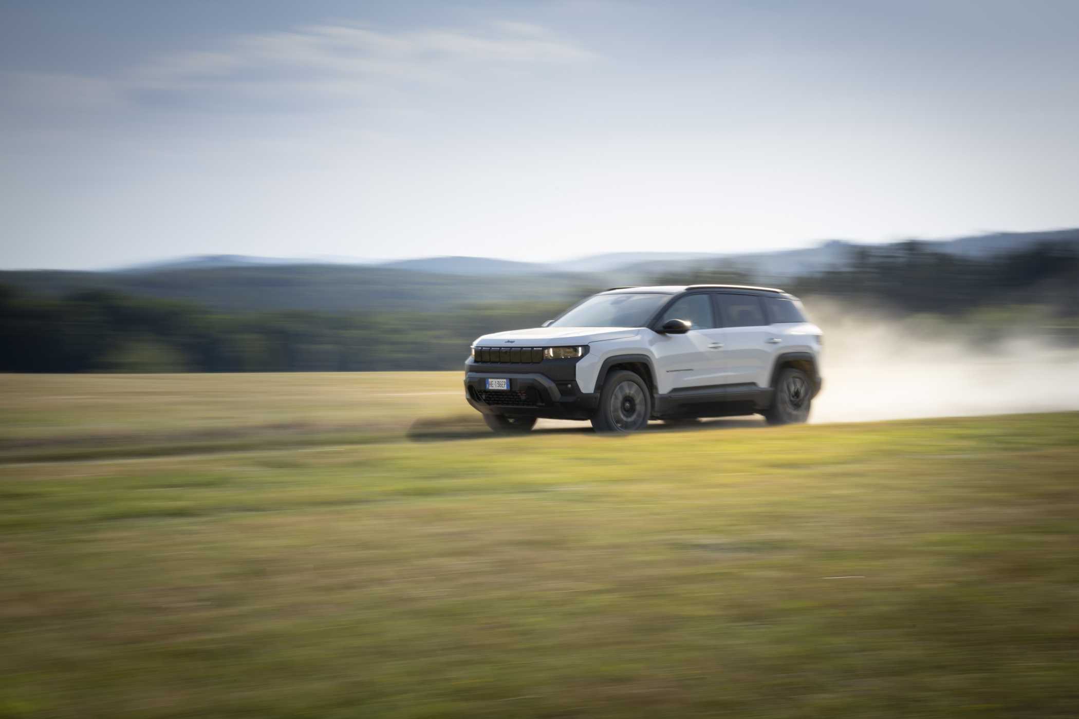 Auf unbefestigten Straßen kommt der Compass 4xe auch sehr weit. | Foto: Jeep