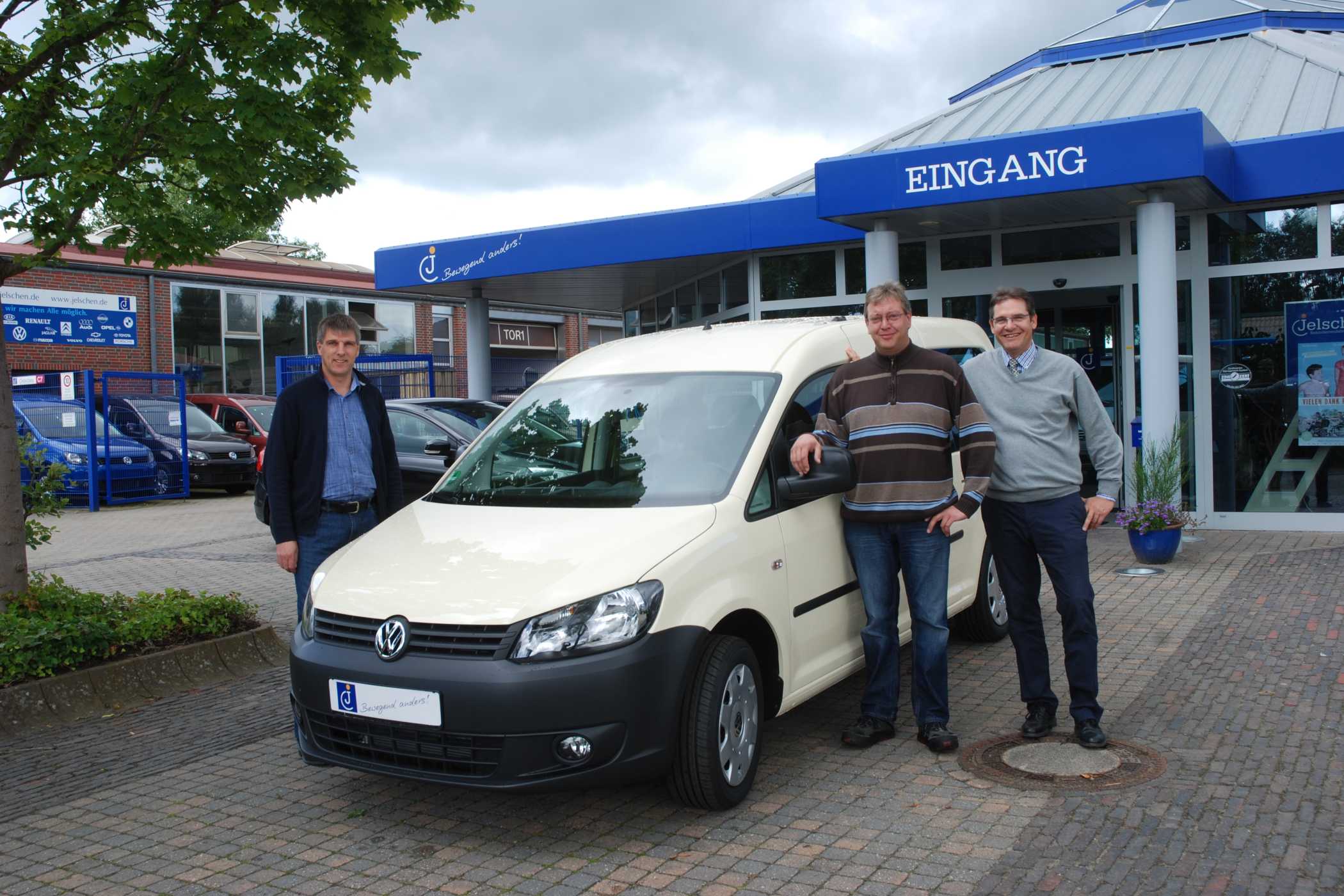 Der Rollitaxi-Umrüster Jelschen in Bad Zwischenahn war 2014 noch ein selbstständiges Unternehmen und Jens Cordes (l.) warb damals mit Vorführwagen vom Typ Caddy Maxi mit Heckausschnitt. Seit der Umrüster zu Kirchhoff Mobility gehört, ist es um ihn still geworden.