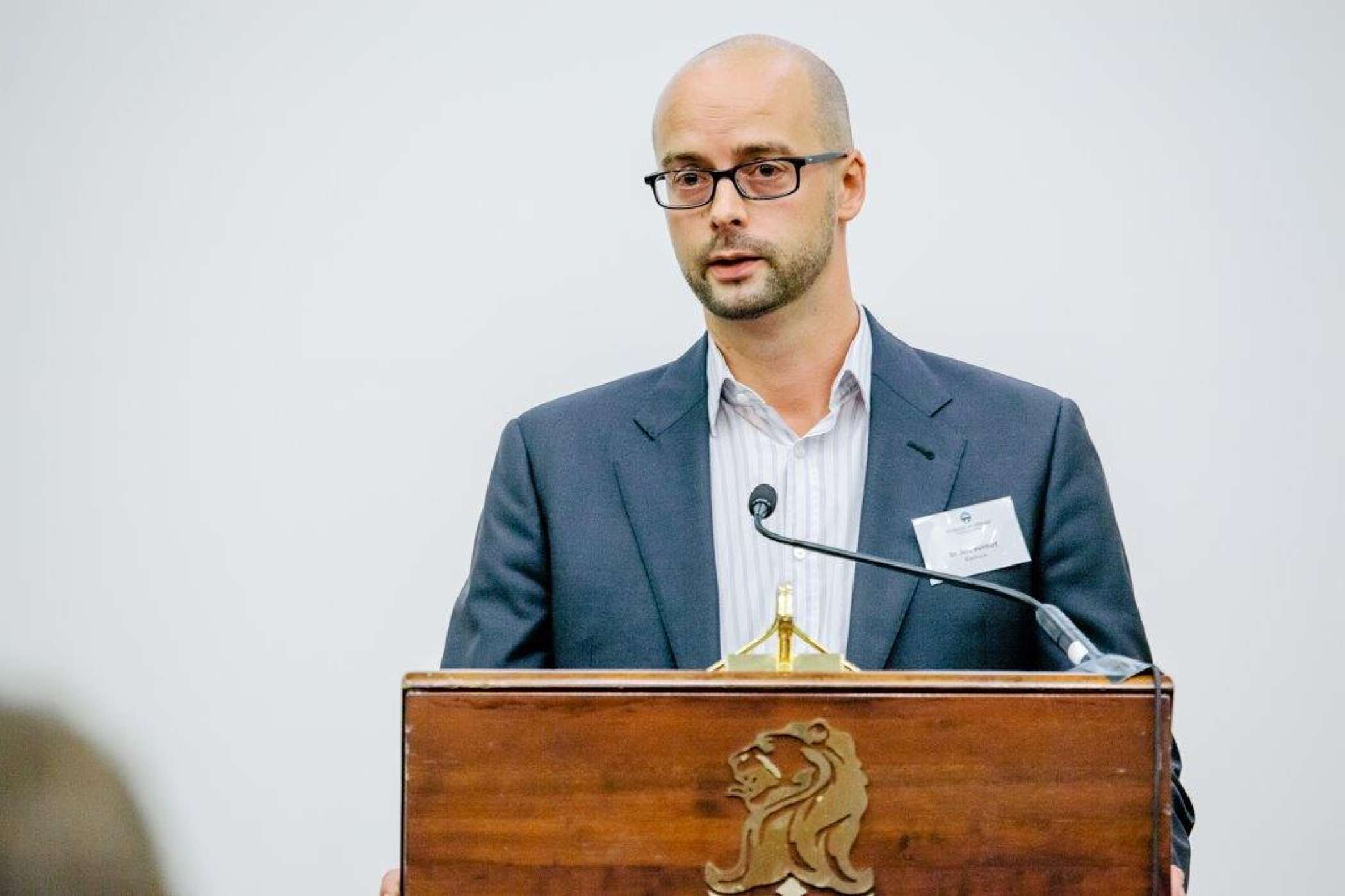 Dr. Jens Wohltorf, einer der beiden Geschäftsführer von Blacklane, bekannte sich zum deutschen Ordnungsrahmen. Er wünschte sich eine Abschaffung der Rückkehrpflicht für Mietwagen und eine Gleichbehandlung bei der Aufnahme und dem Absetzen von Fahrgästen etwa an Flughäfen.| Foto: Blacklane/Viktor Strasse