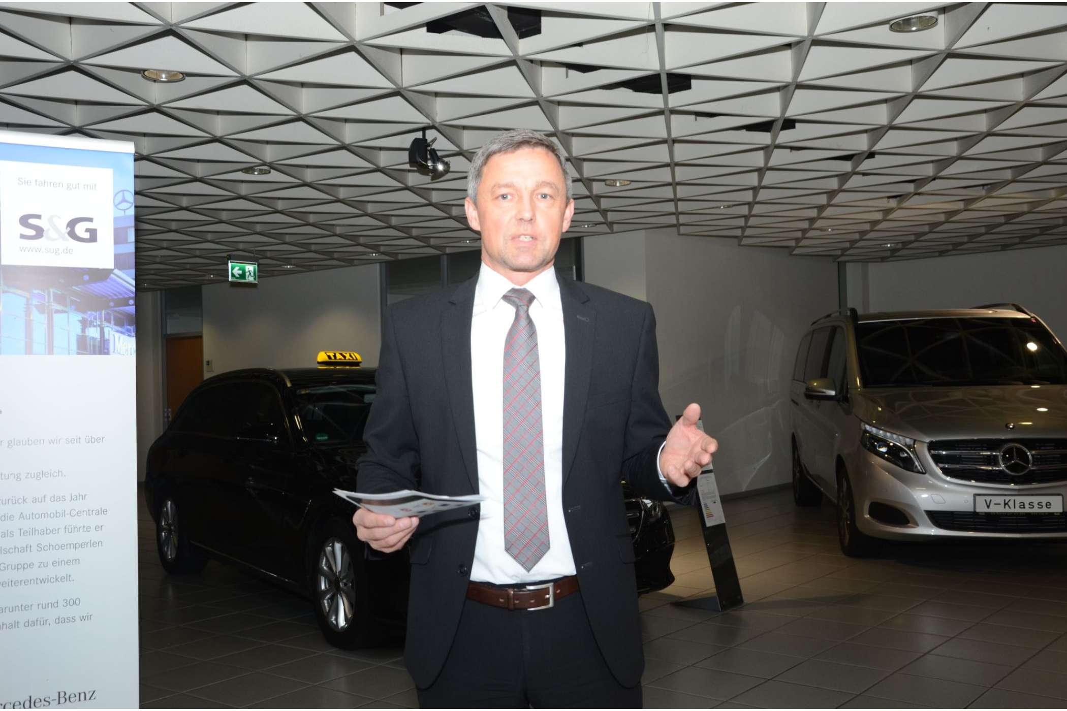 Gastgeber war John-David Kazmierczak, Pkw-Verkaufsleiter der S & G Automobil AG. Hinter ihm stand ein gebrauchtes Taxi.| Dietmar Fund