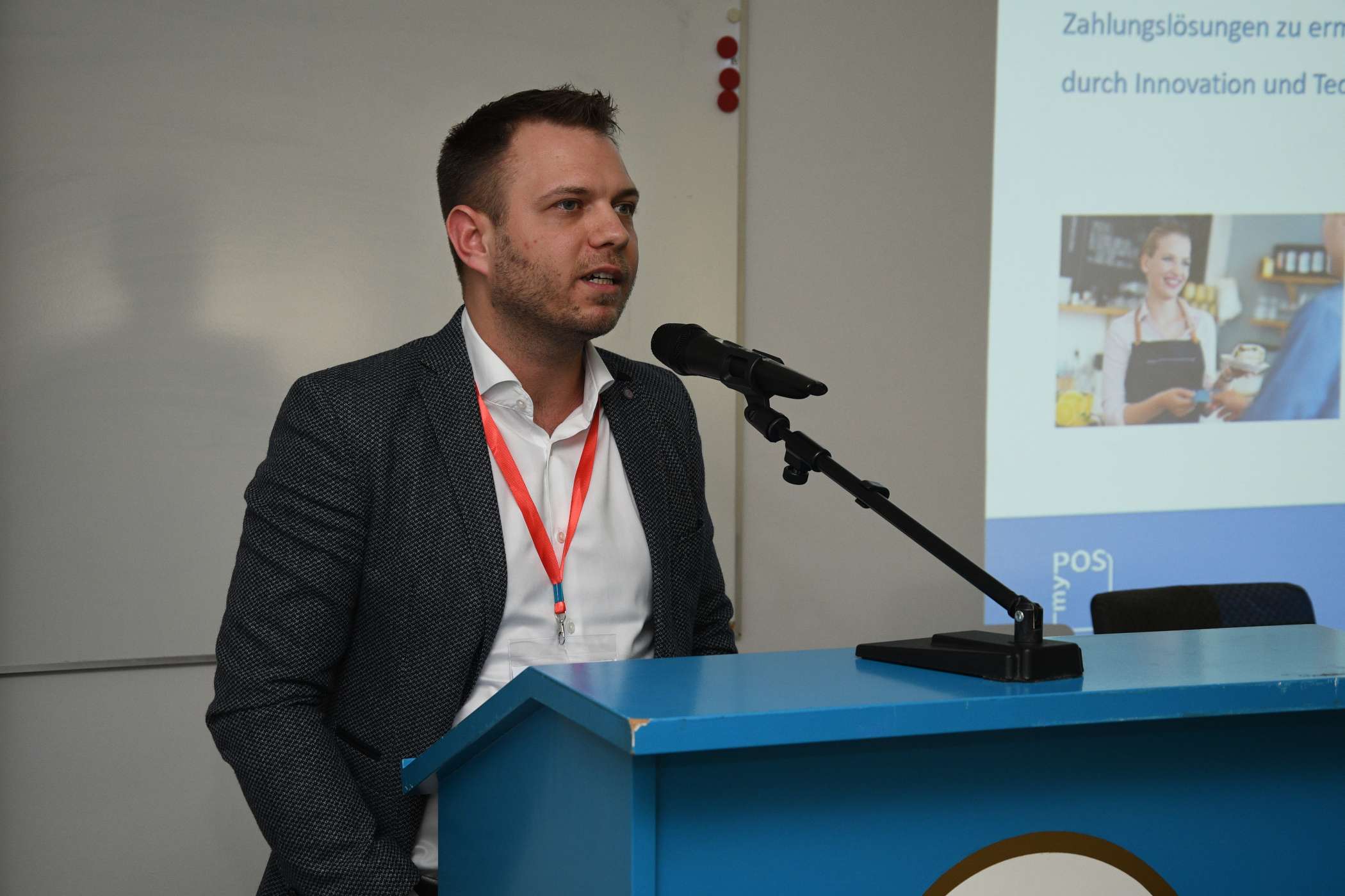 Ing. Jonathan Nemec stellte in seinem Werbevortrag verschiedene Geräte von myPOS für die Abwicklung von Kreditkartenzahlungen vor.