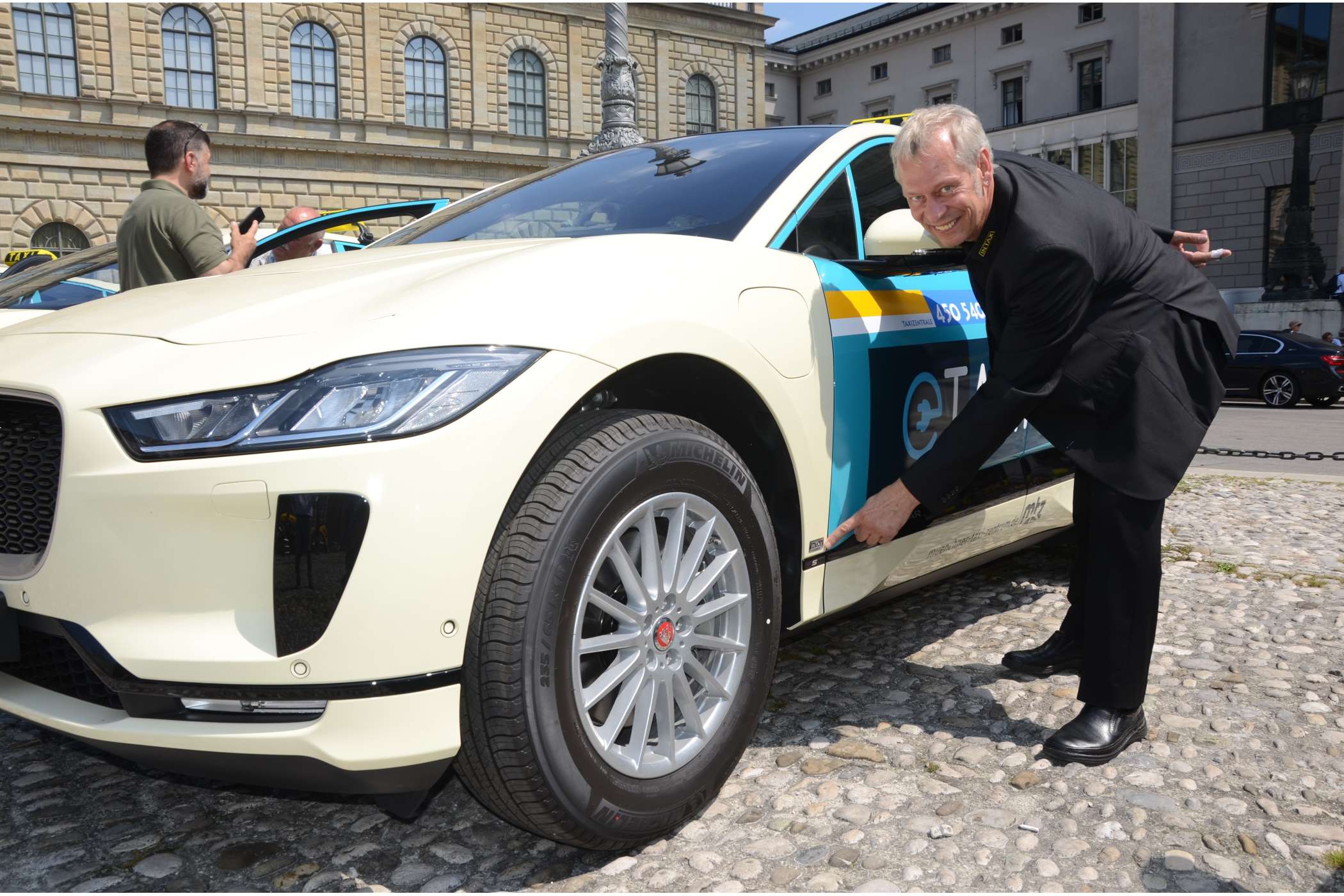 Jörg Hatscher, geschäftsführender Alleingesellschafter von INTAX, hat das Taxi-Paket für den Jaguar I-Pace entwickelt.