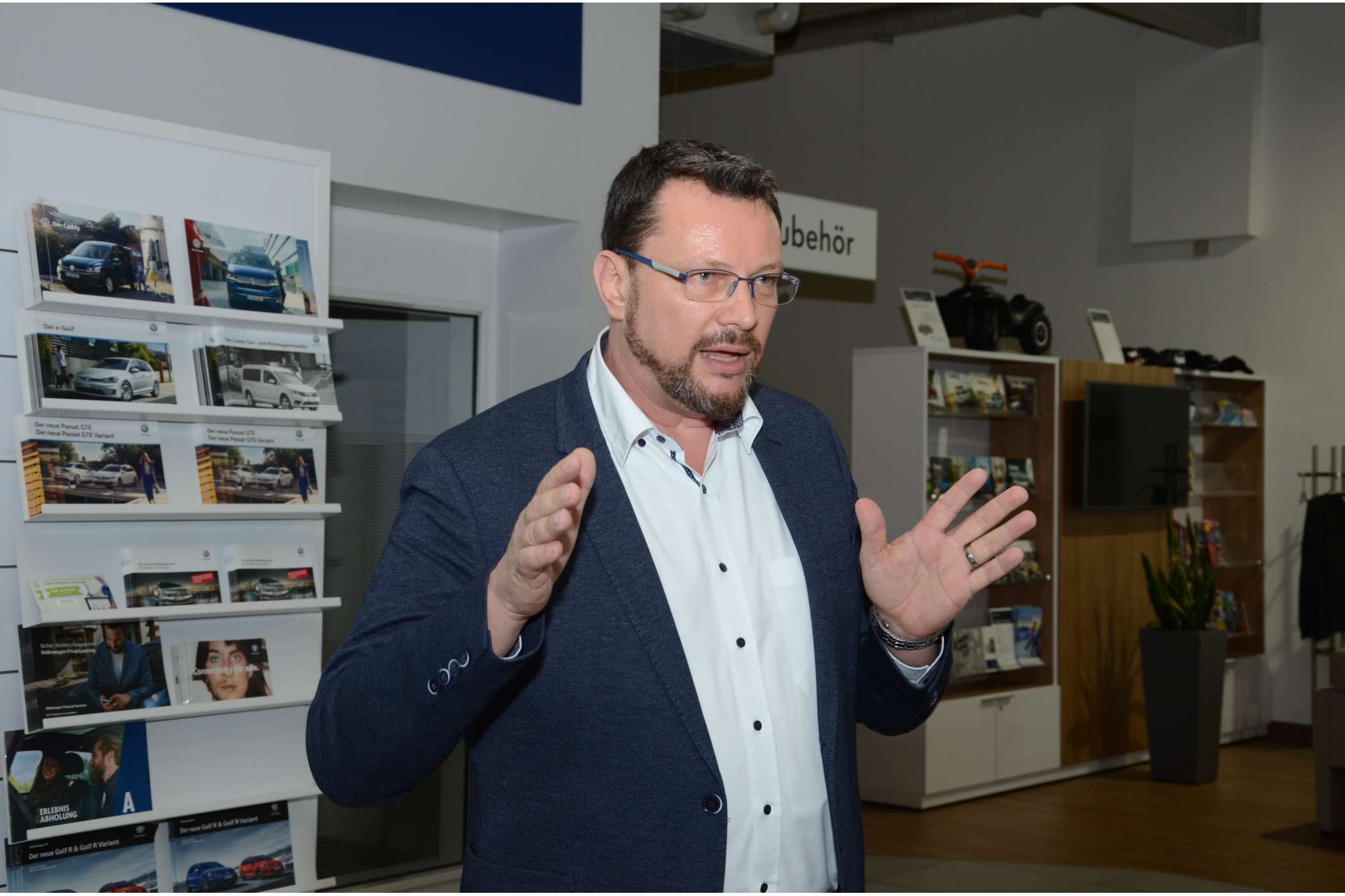 Auch Jörg Pachmann, der bei den Pkw Taxikunden und den Handel unterstützt, erklärte den Zuhörern, weshalb es besser ist, wenn sie ein Fahrzeug mit Taxi- oder Mietwagen-Paket ab Werk bestellen.